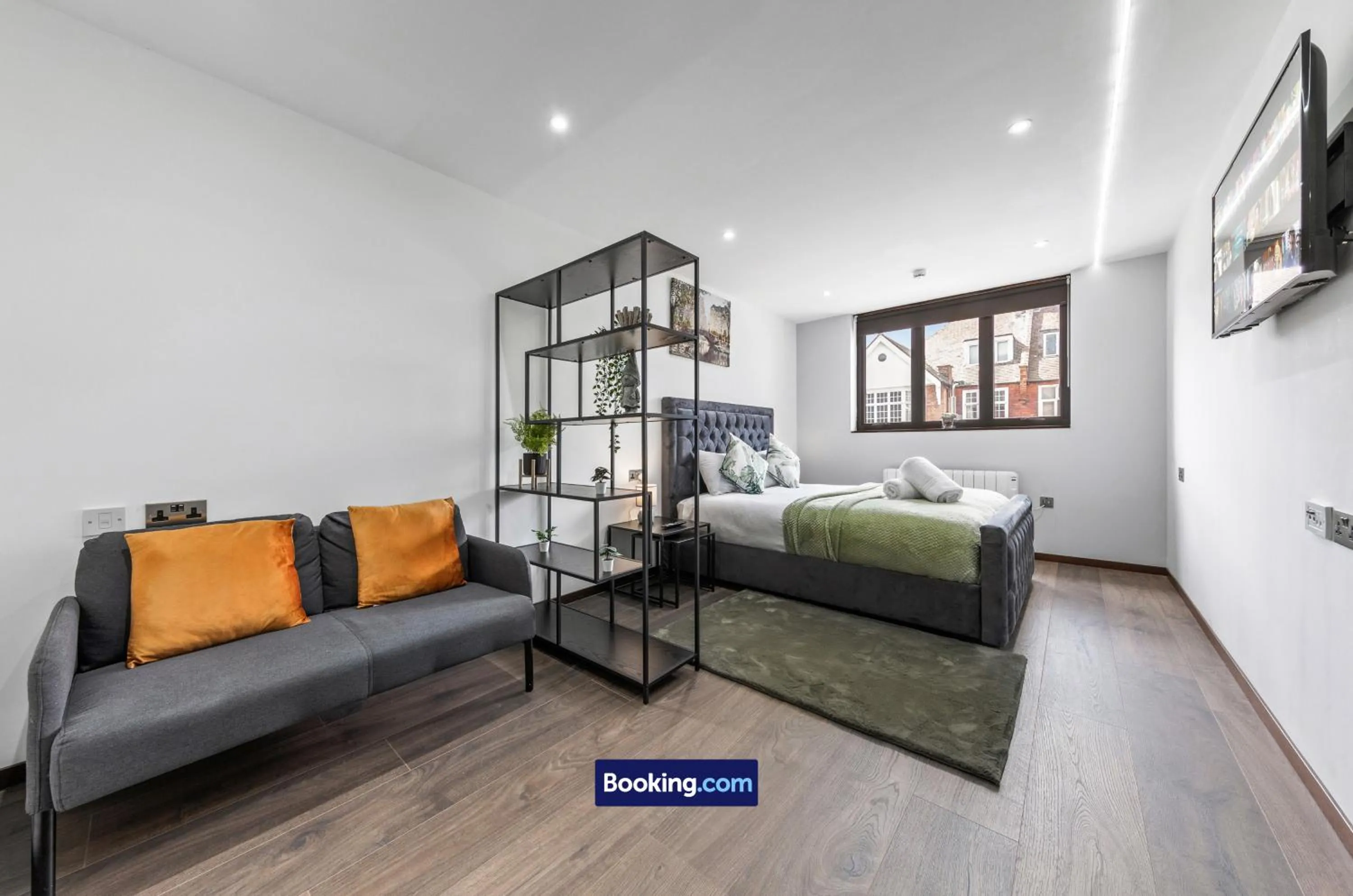 Bed in Stylish Studio Apt By Stay Smart Short Lets & Serviced Accommodation Woodstock With Free WiFi