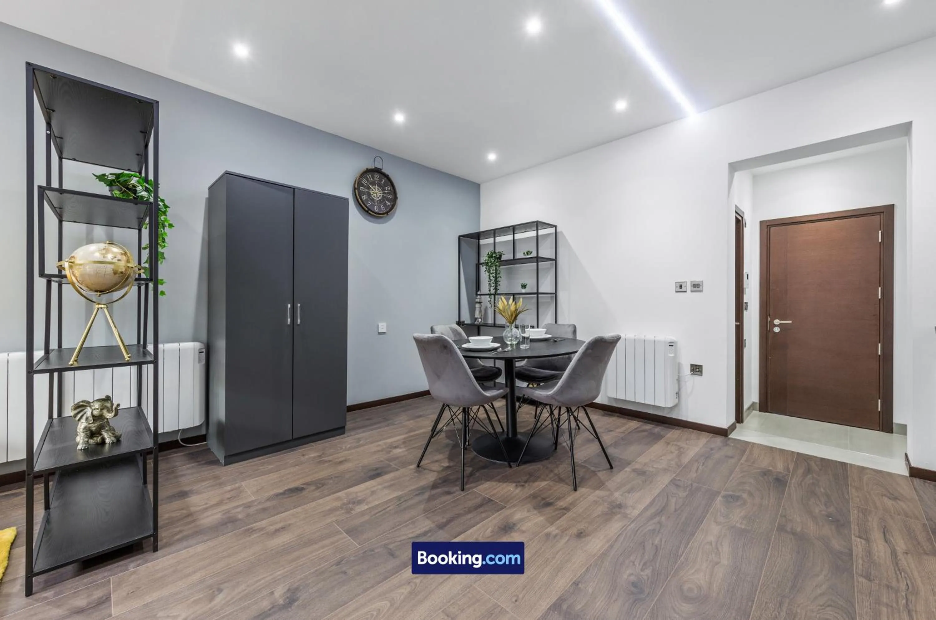 Kitchen or kitchenette in Stylish Studio Apt By Stay Smart Short Lets & Serviced Accommodation Woodstock With Free WiFi