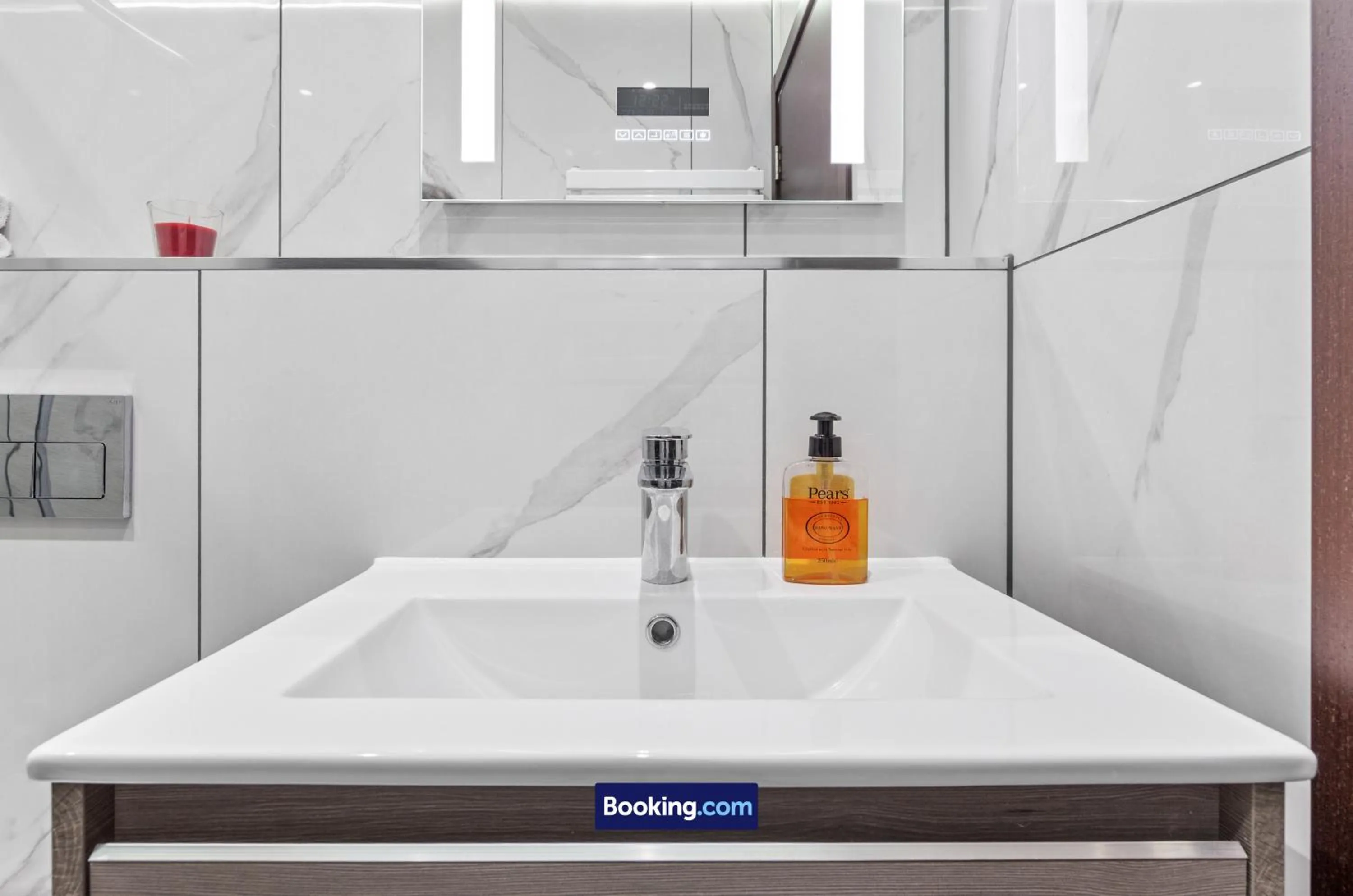 Bathroom in Stylish Studio Apt By Stay Smart Short Lets & Serviced Accommodation Woodstock With Free WiFi