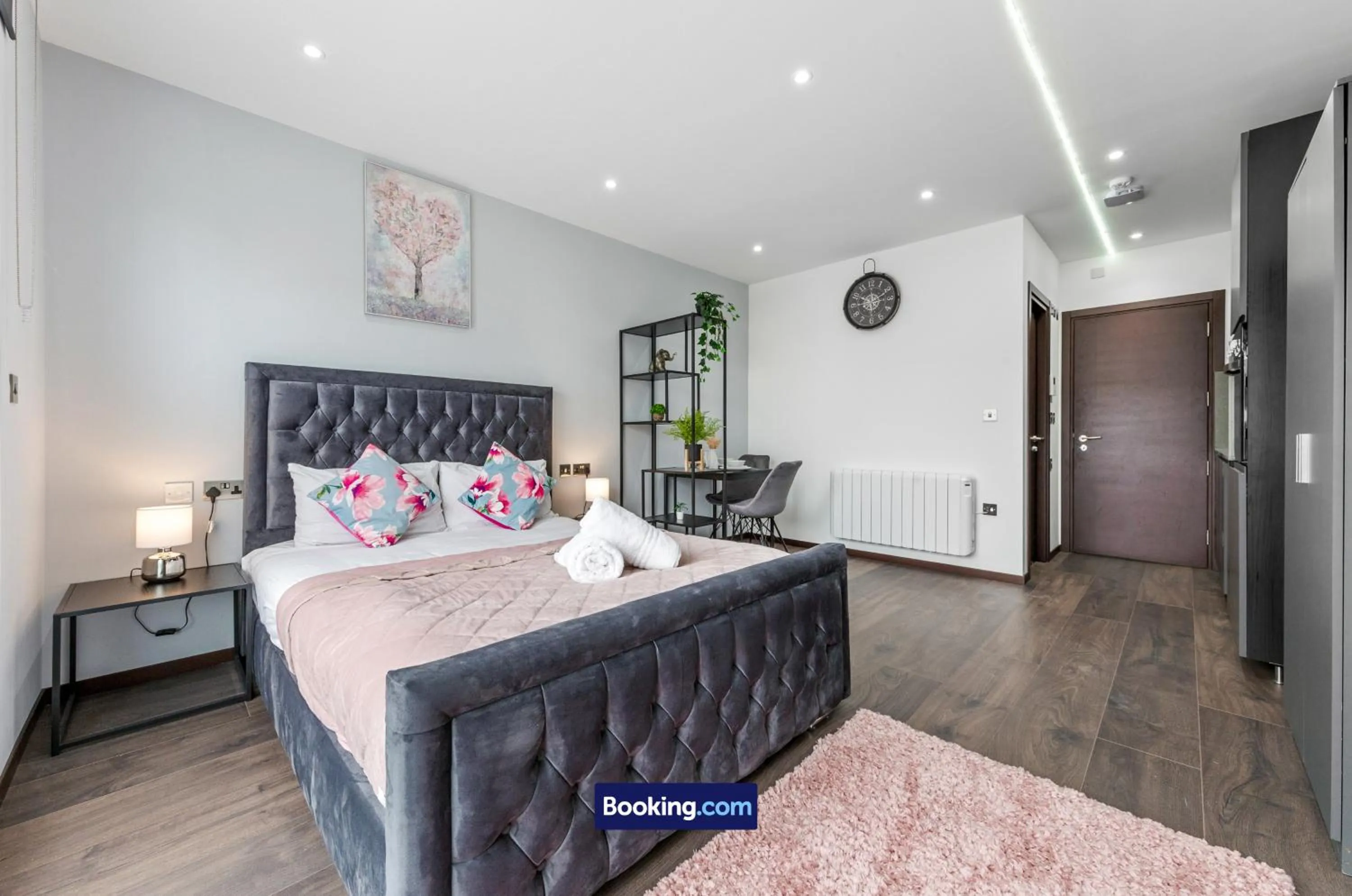 Bed in Stylish Studio Apt By Stay Smart Short Lets & Serviced Accommodation Woodstock With Free WiFi