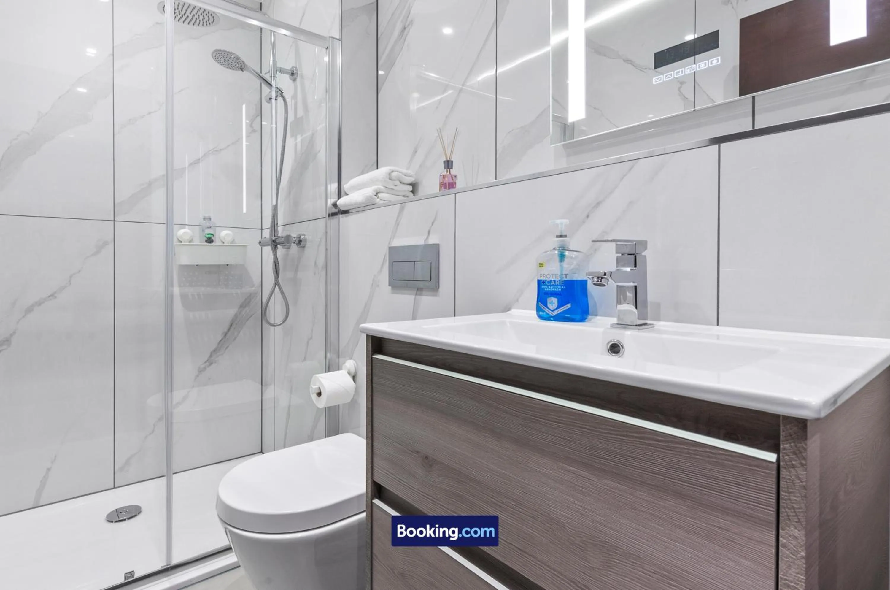 Bathroom in Stylish Studio Apt By Stay Smart Short Lets & Serviced Accommodation Woodstock With Free WiFi