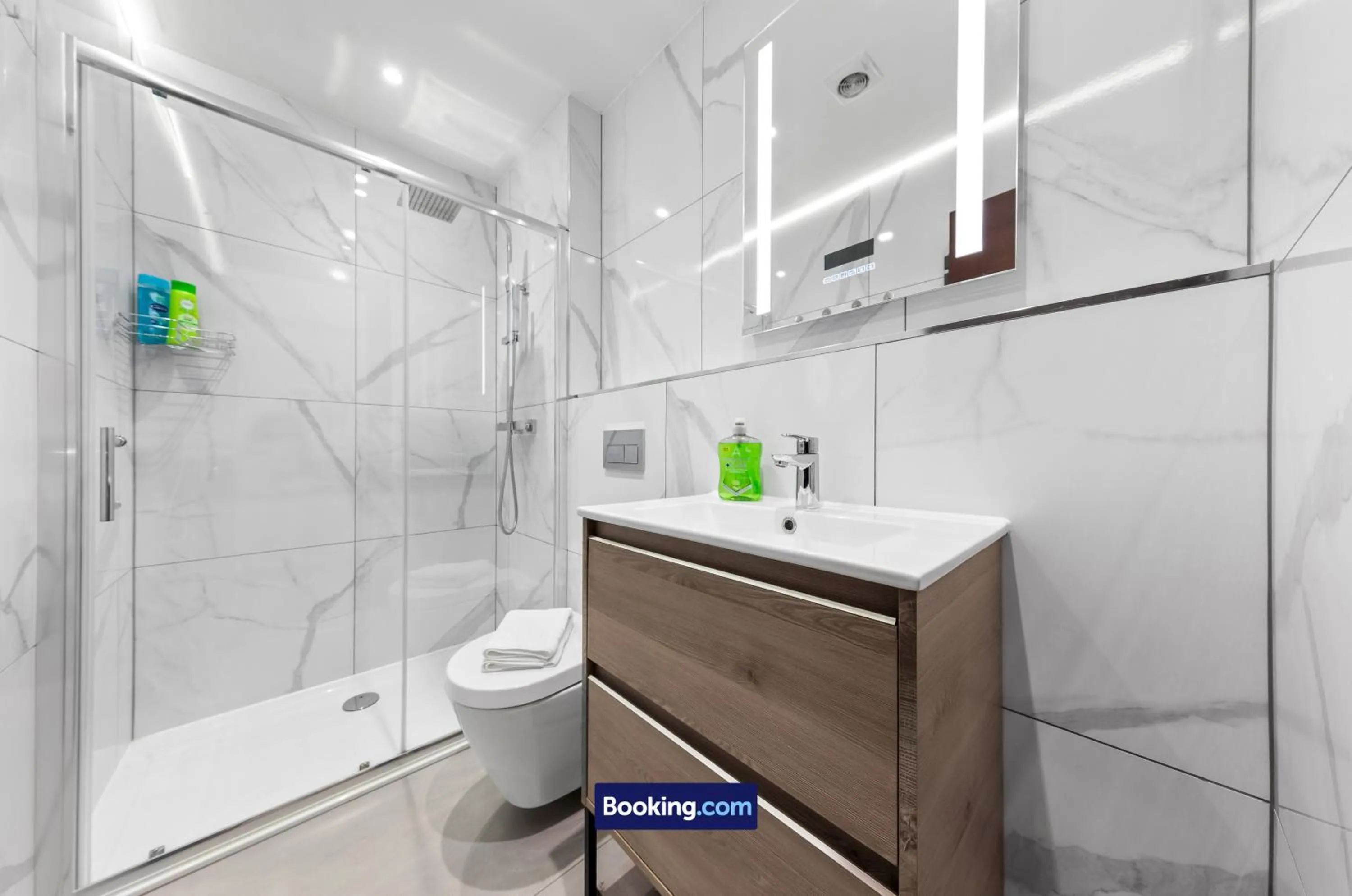 Bathroom in Stylish Studio Apt By Stay Smart Short Lets & Serviced Accommodation Woodstock With Free WiFi