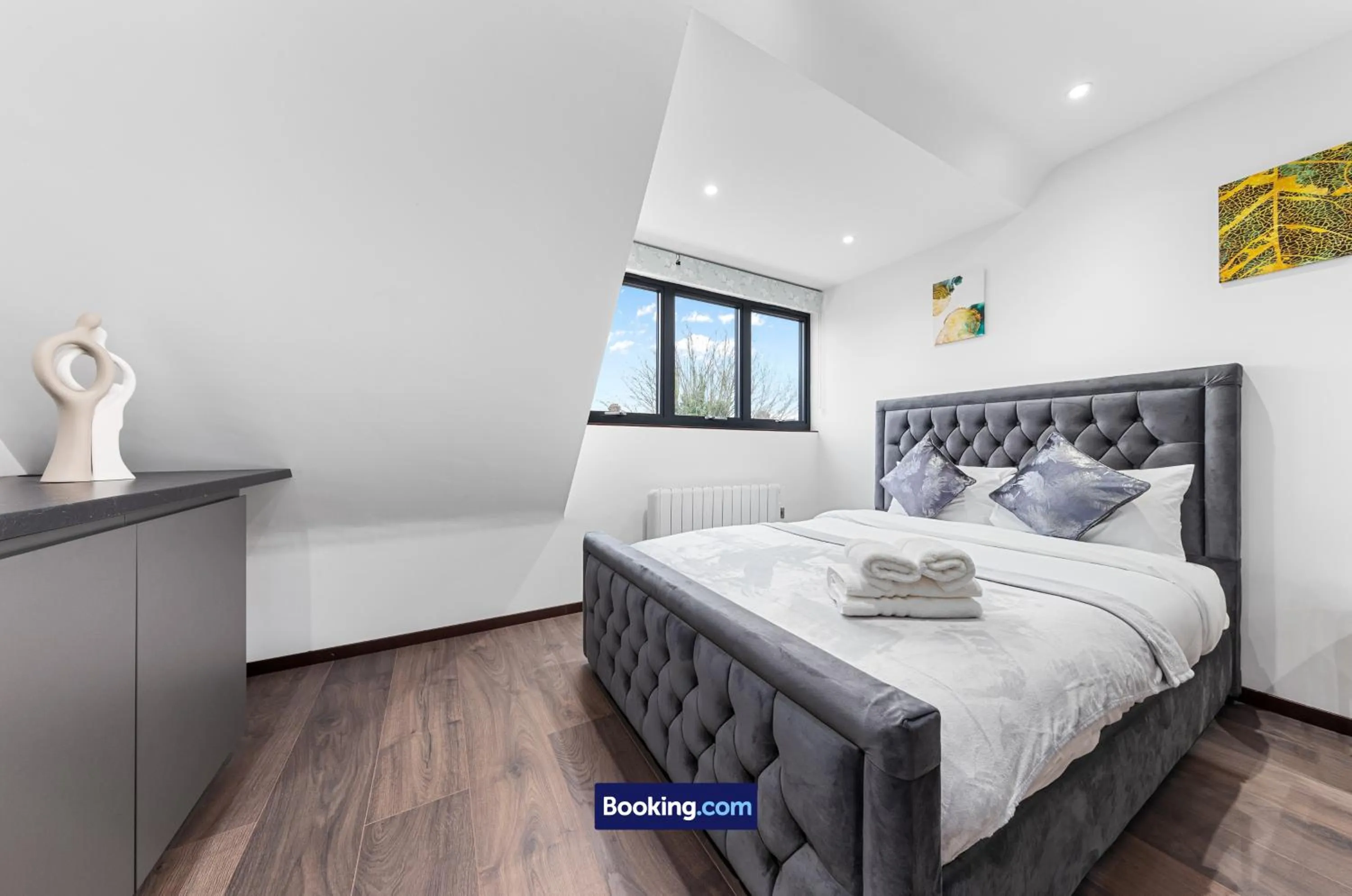 Bed in Stylish Studio Apt By Stay Smart Short Lets & Serviced Accommodation Woodstock With Free WiFi