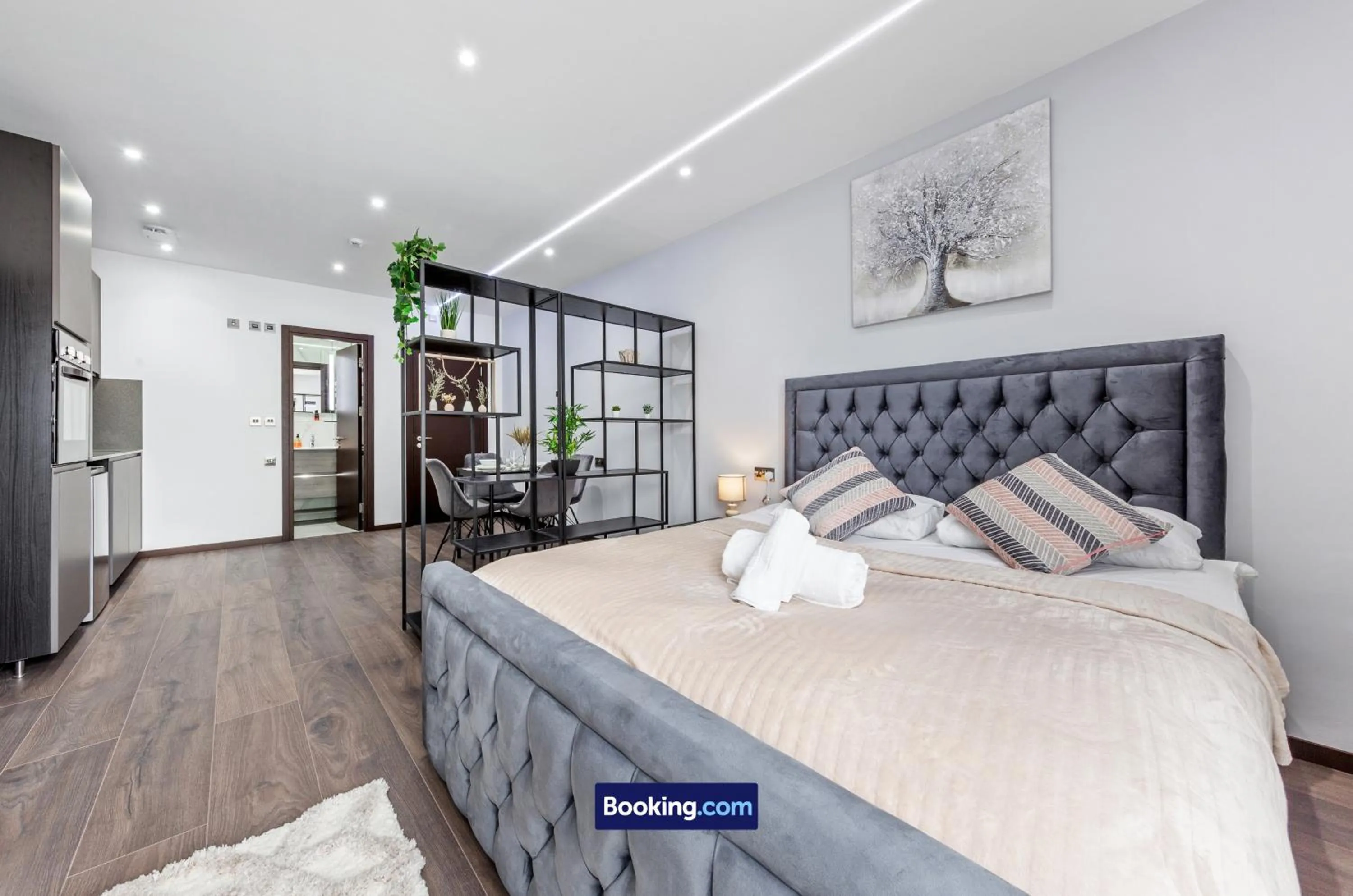 Bed in Stylish Studio Apt By Stay Smart Short Lets & Serviced Accommodation Woodstock With Free WiFi