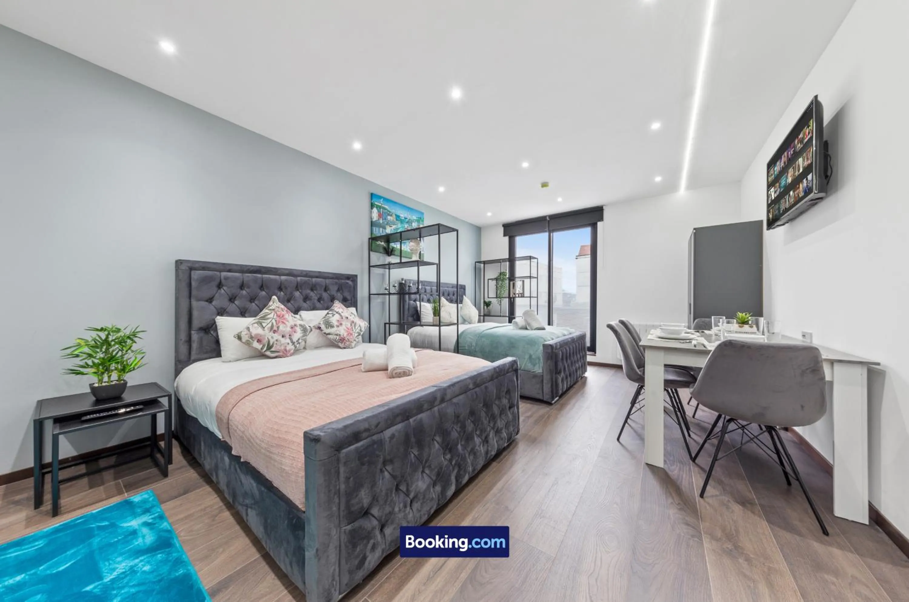 Bed in Stylish Studio Apt By Stay Smart Short Lets & Serviced Accommodation Woodstock With Free WiFi