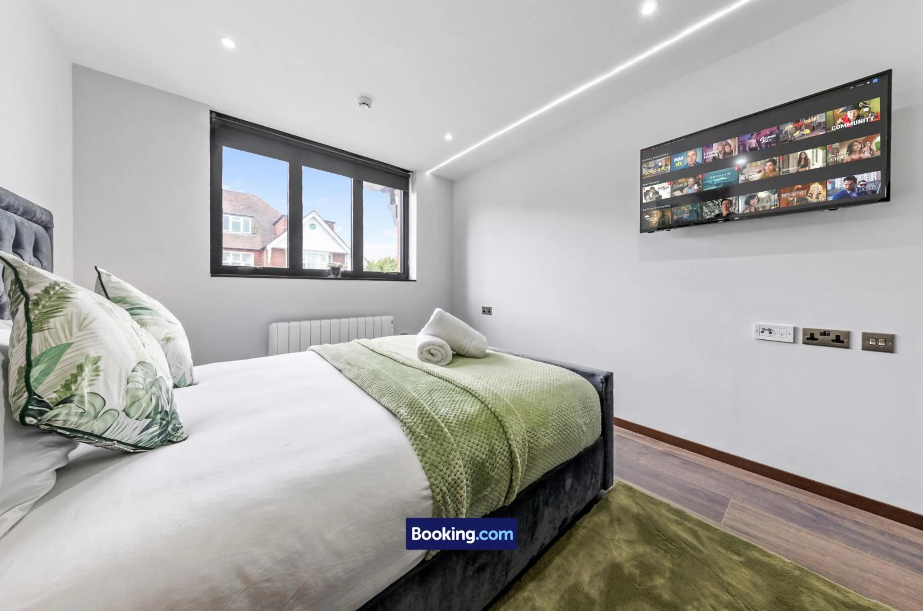 Bed in Stylish Studio Apt By Stay Smart Short Lets & Serviced Accommodation Woodstock With Free WiFi