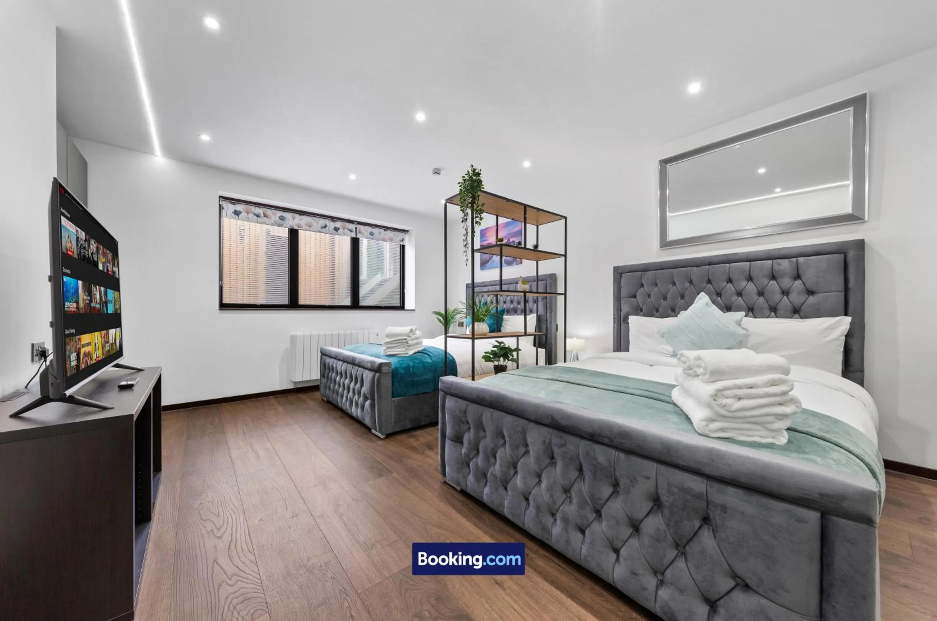 Bed in Stylish Studio Apt By Stay Smart Short Lets & Serviced Accommodation Woodstock With Free WiFi