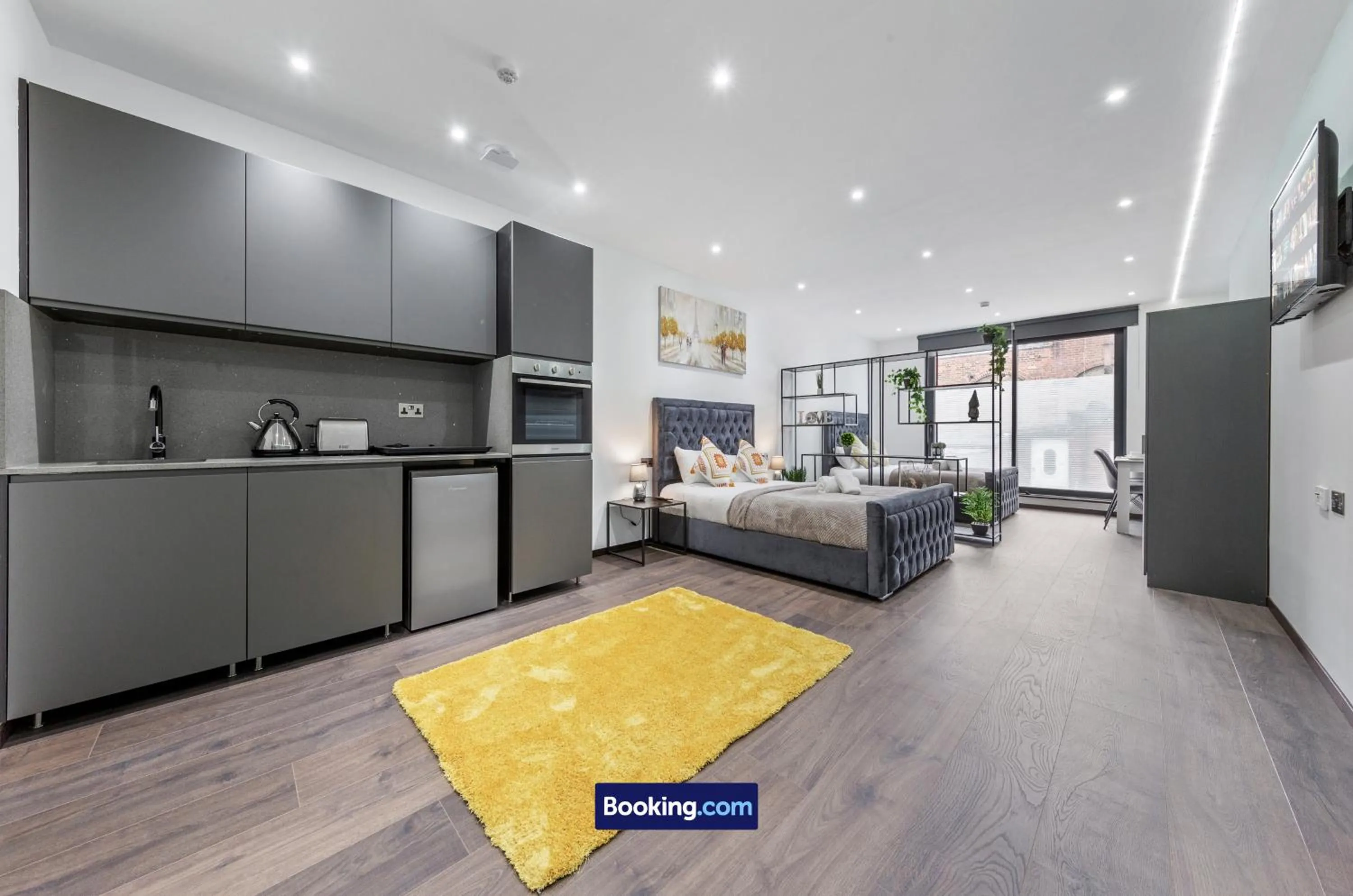 Bed in Stylish Studio Apt By Stay Smart Short Lets & Serviced Accommodation Woodstock With Free WiFi