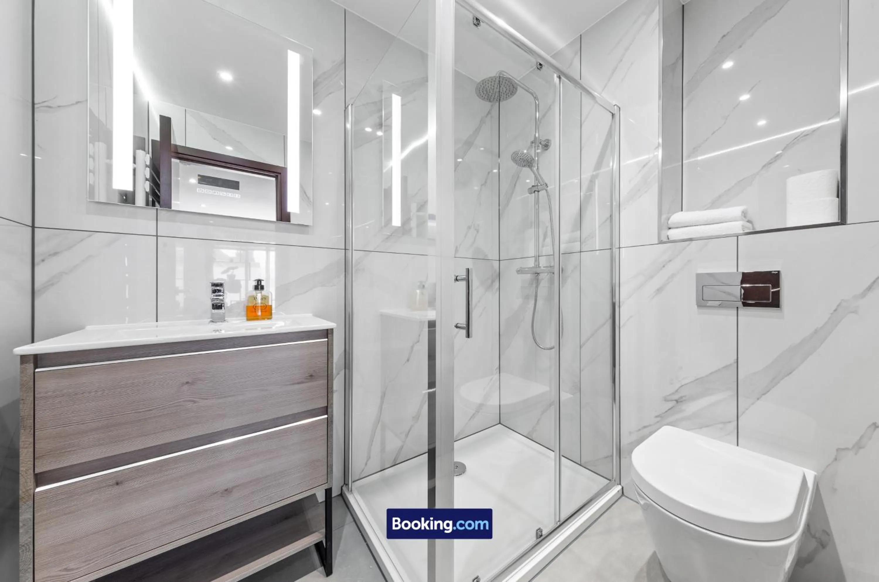 Bathroom in Stylish Studio Apt By Stay Smart Short Lets & Serviced Accommodation Woodstock With Free WiFi