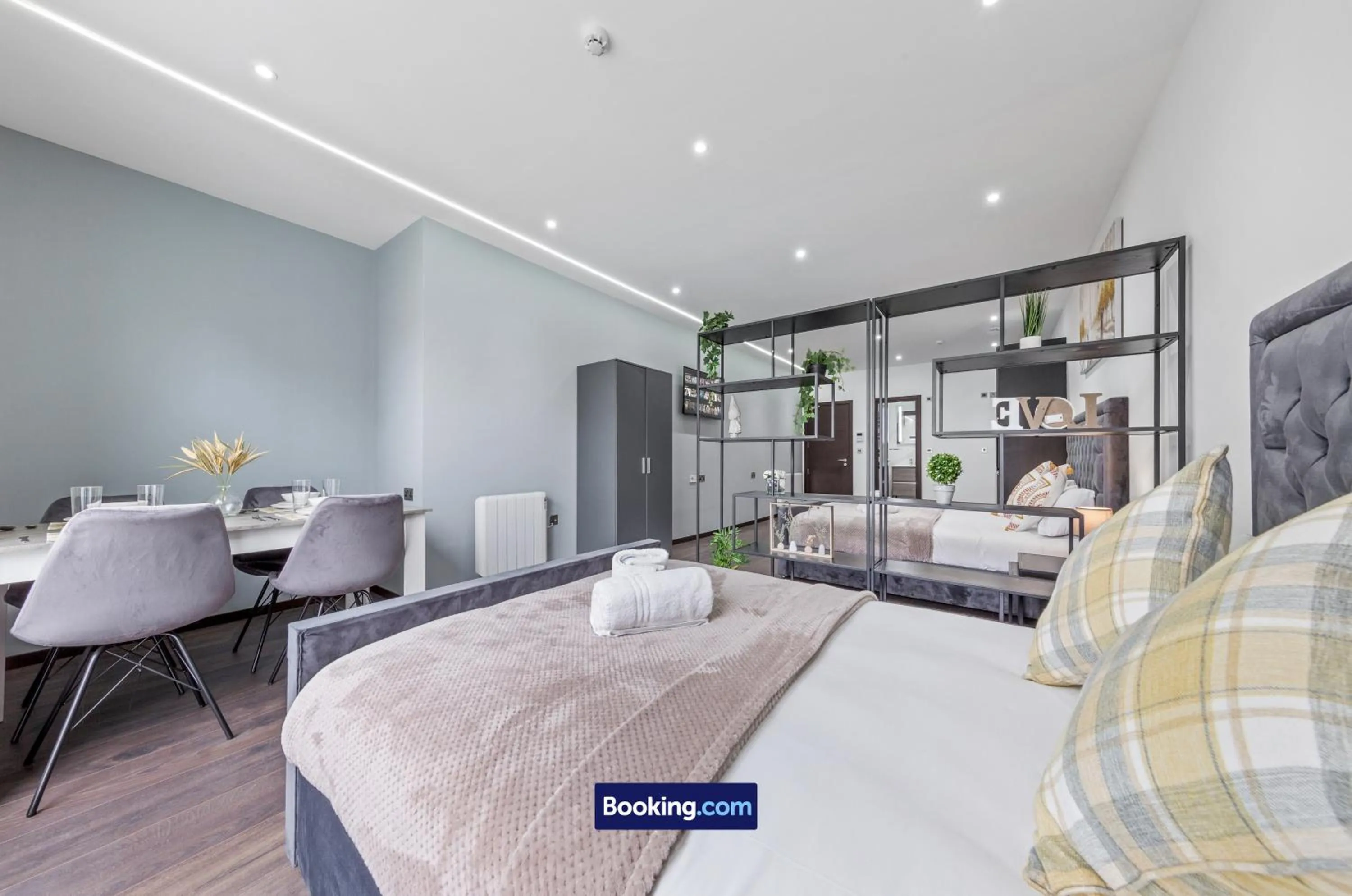 Bed in Stylish Studio Apt By Stay Smart Short Lets & Serviced Accommodation Woodstock With Free WiFi