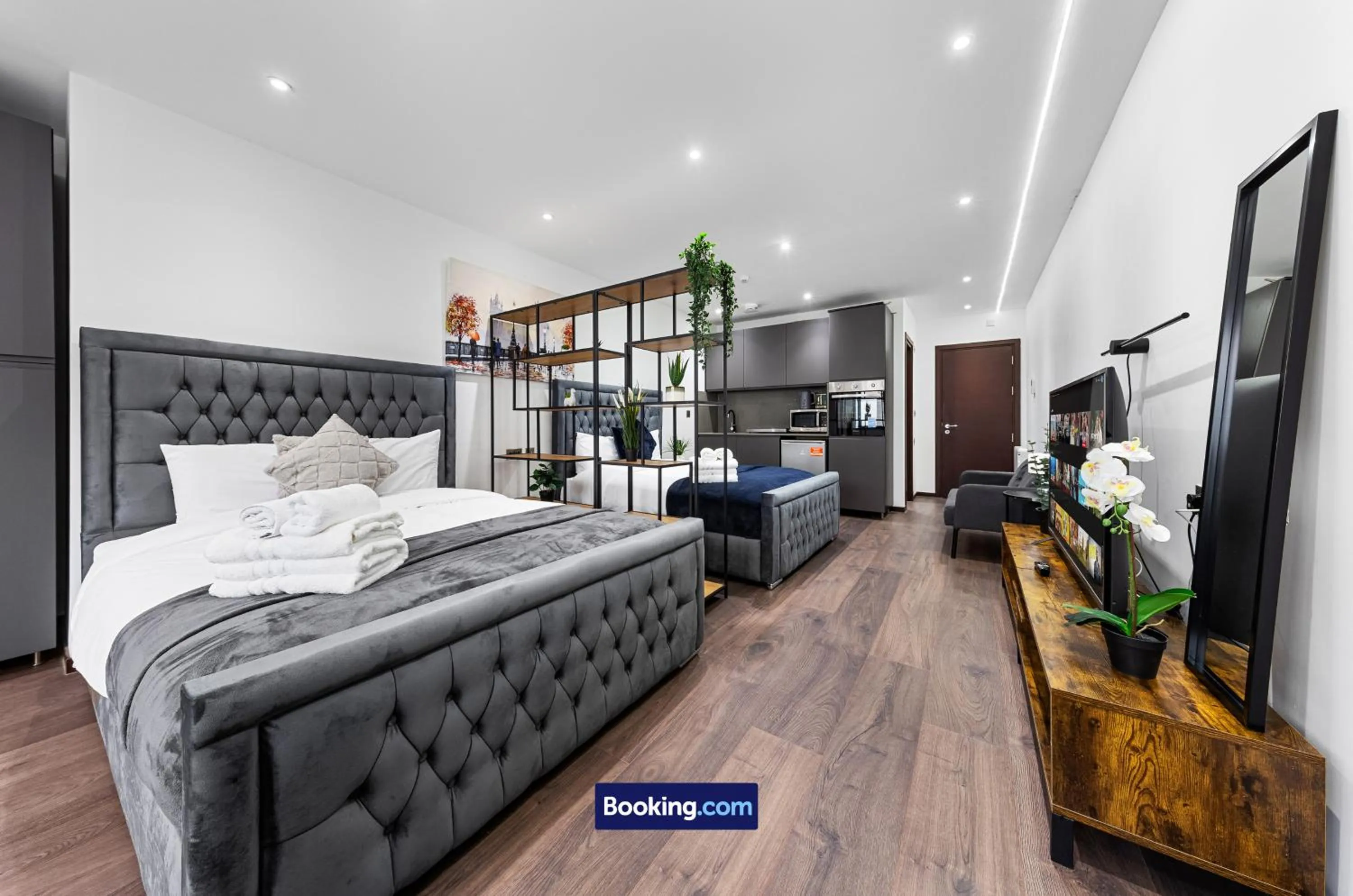 TV and multimedia, Bed in Stylish Studio Apt By Stay Smart Short Lets & Serviced Accommodation Woodstock With Free WiFi