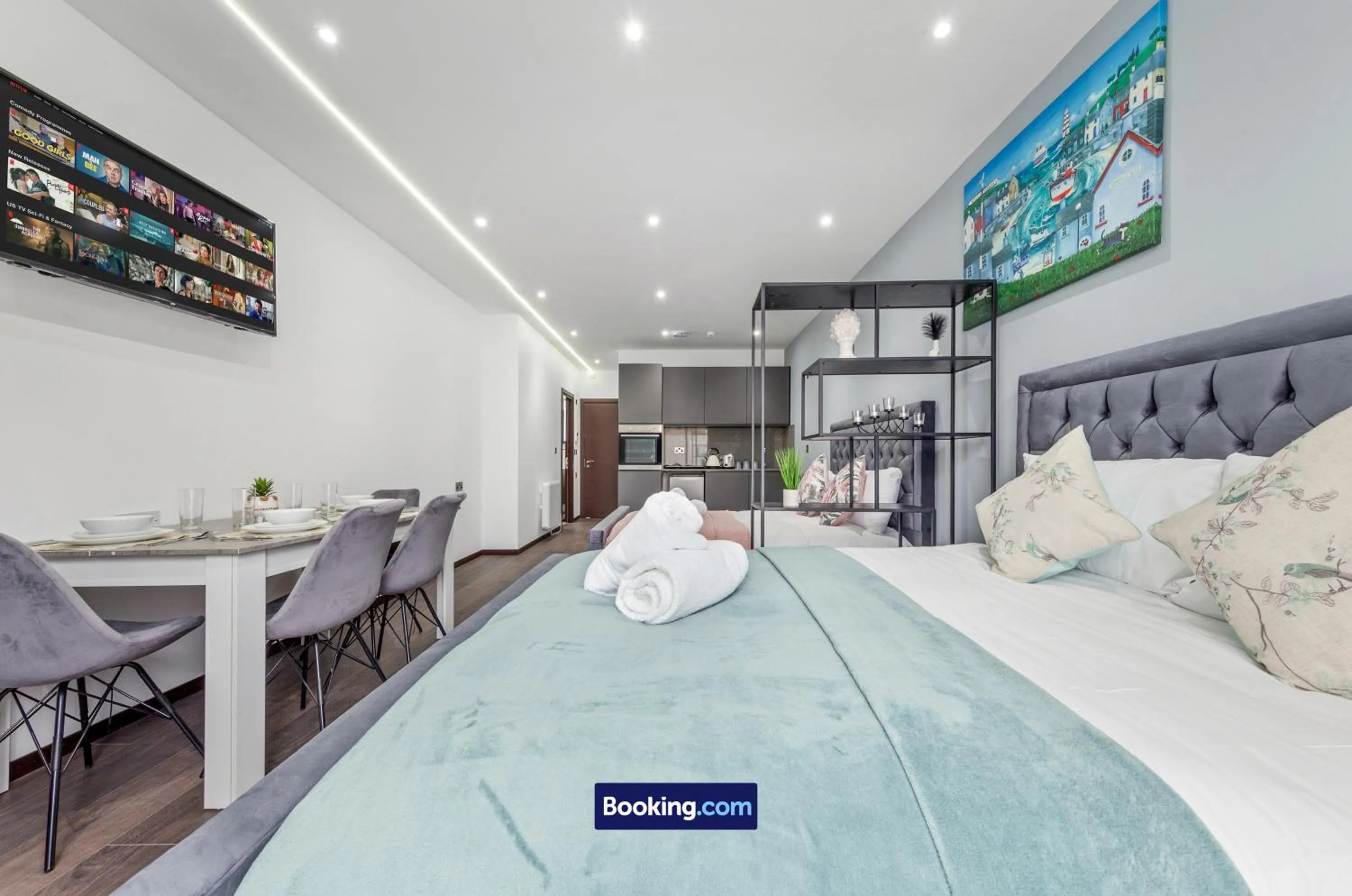 Bed in Stylish Studio Apt By Stay Smart Short Lets & Serviced Accommodation Woodstock With Free WiFi