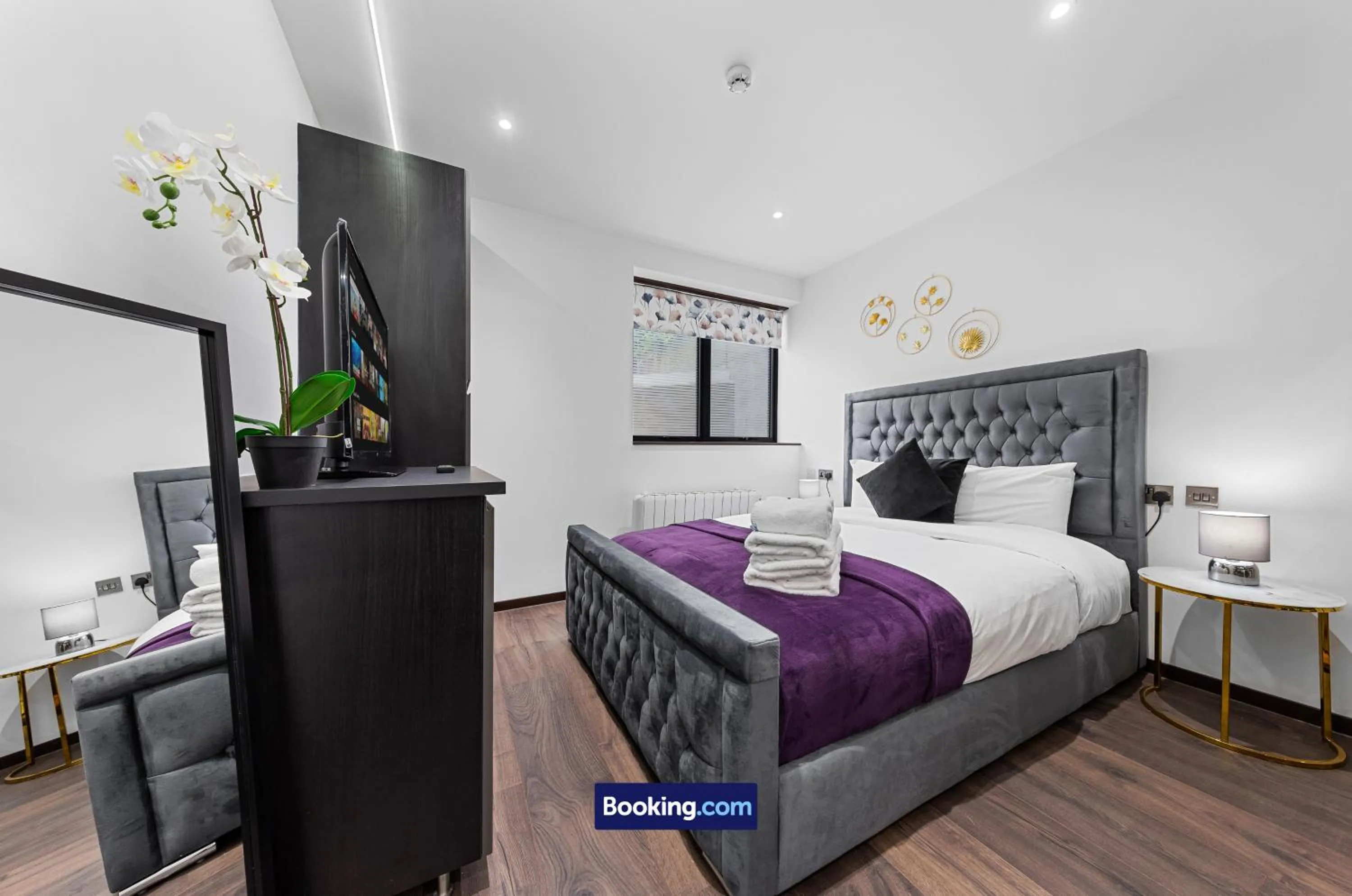 Bed in Stylish Studio Apt By Stay Smart Short Lets & Serviced Accommodation Woodstock With Free WiFi