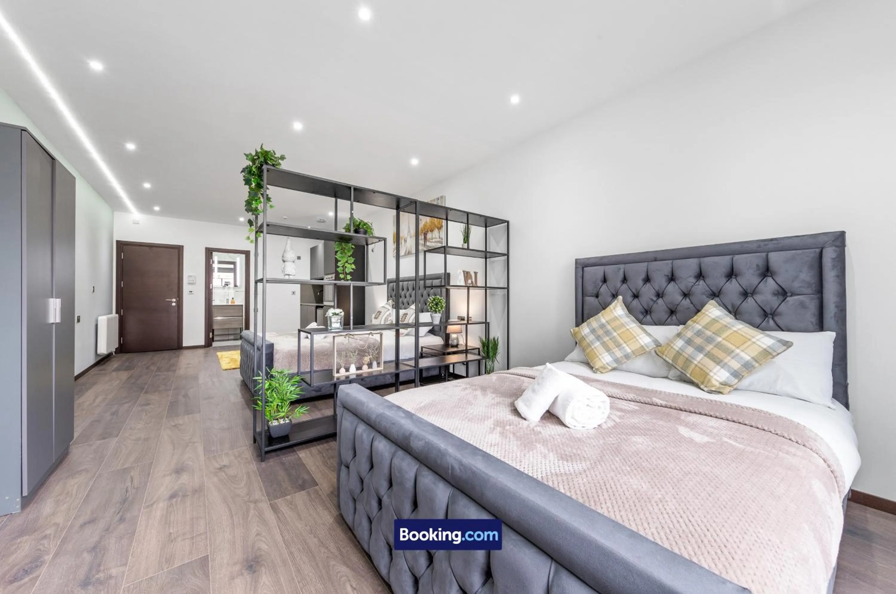 Bed in Stylish Studio Apt By Stay Smart Short Lets & Serviced Accommodation Woodstock With Free WiFi