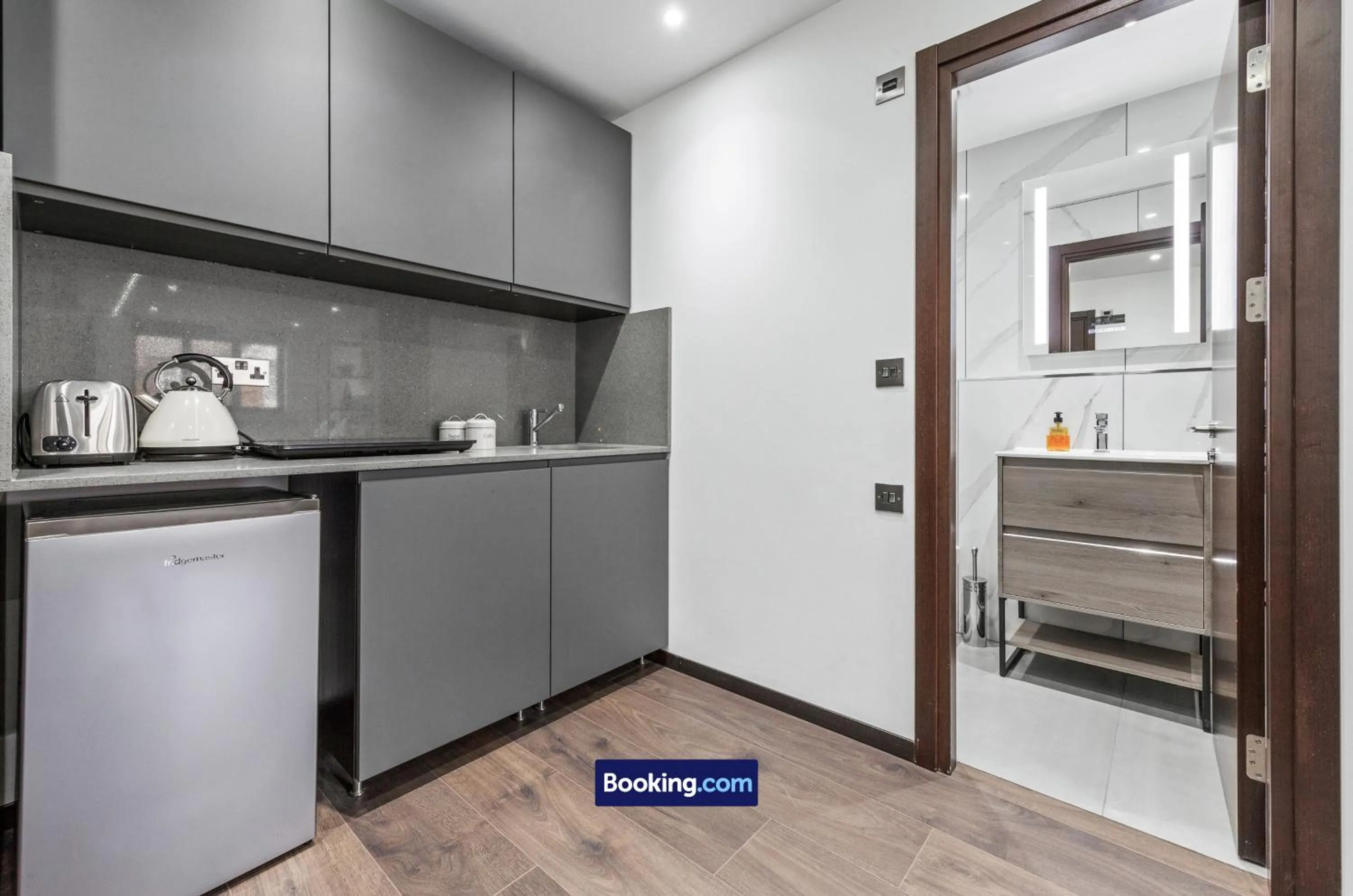 Kitchen or kitchenette in Stylish Studio Apt By Stay Smart Short Lets & Serviced Accommodation Woodstock With Free WiFi