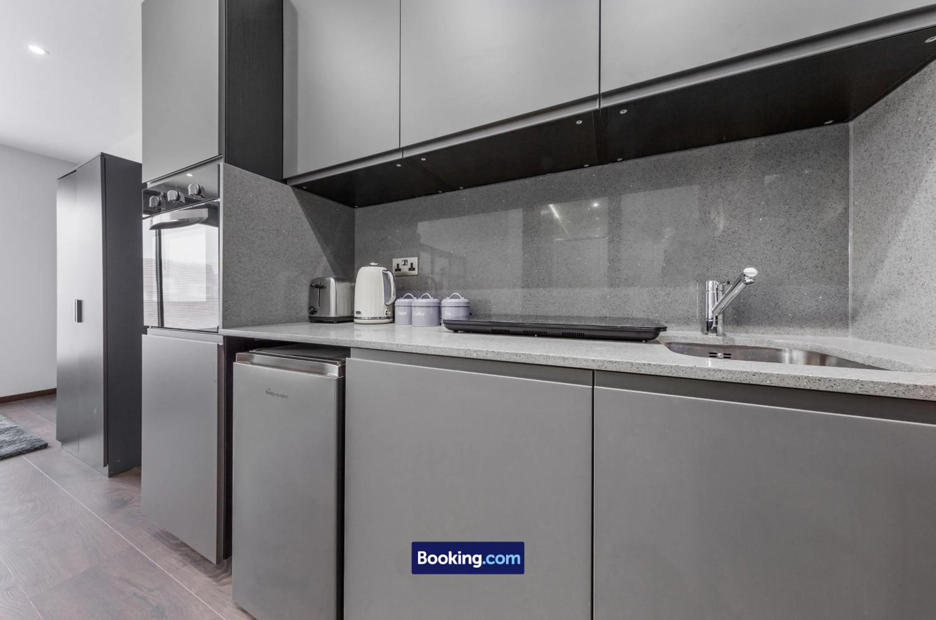 Kitchen or kitchenette in Stylish Studio Apt By Stay Smart Short Lets & Serviced Accommodation Woodstock With Free WiFi