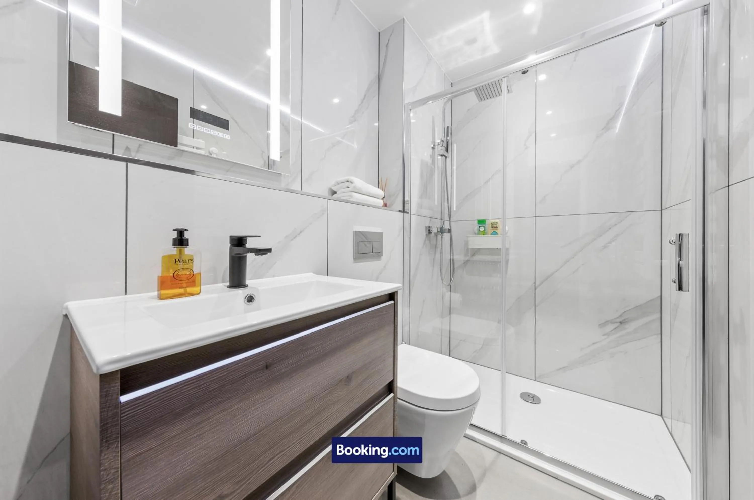 Bathroom in Stylish Studio Apt By Stay Smart Short Lets & Serviced Accommodation Woodstock With Free WiFi