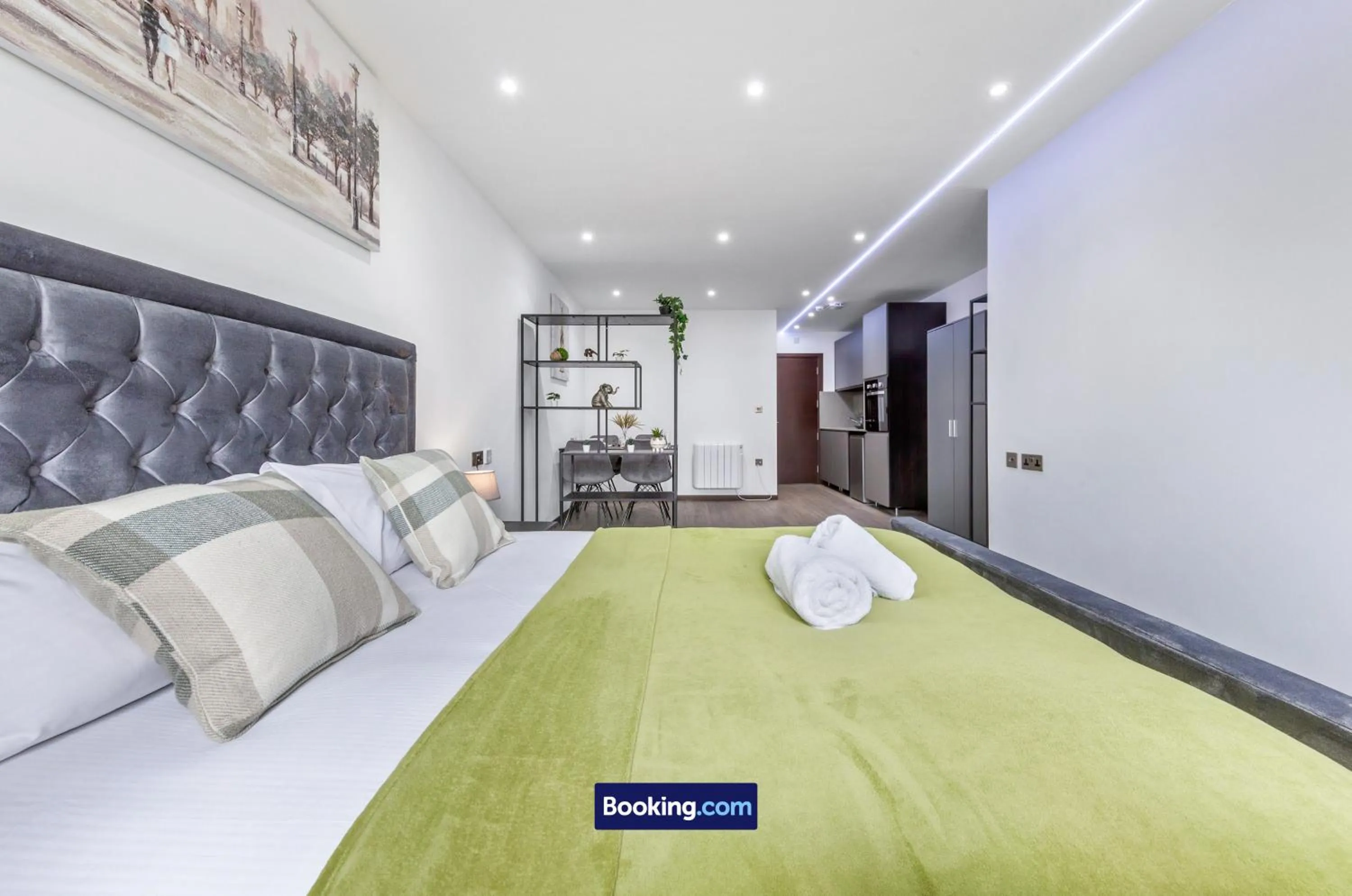 Bed in Stylish Studio Apt By Stay Smart Short Lets & Serviced Accommodation Woodstock With Free WiFi