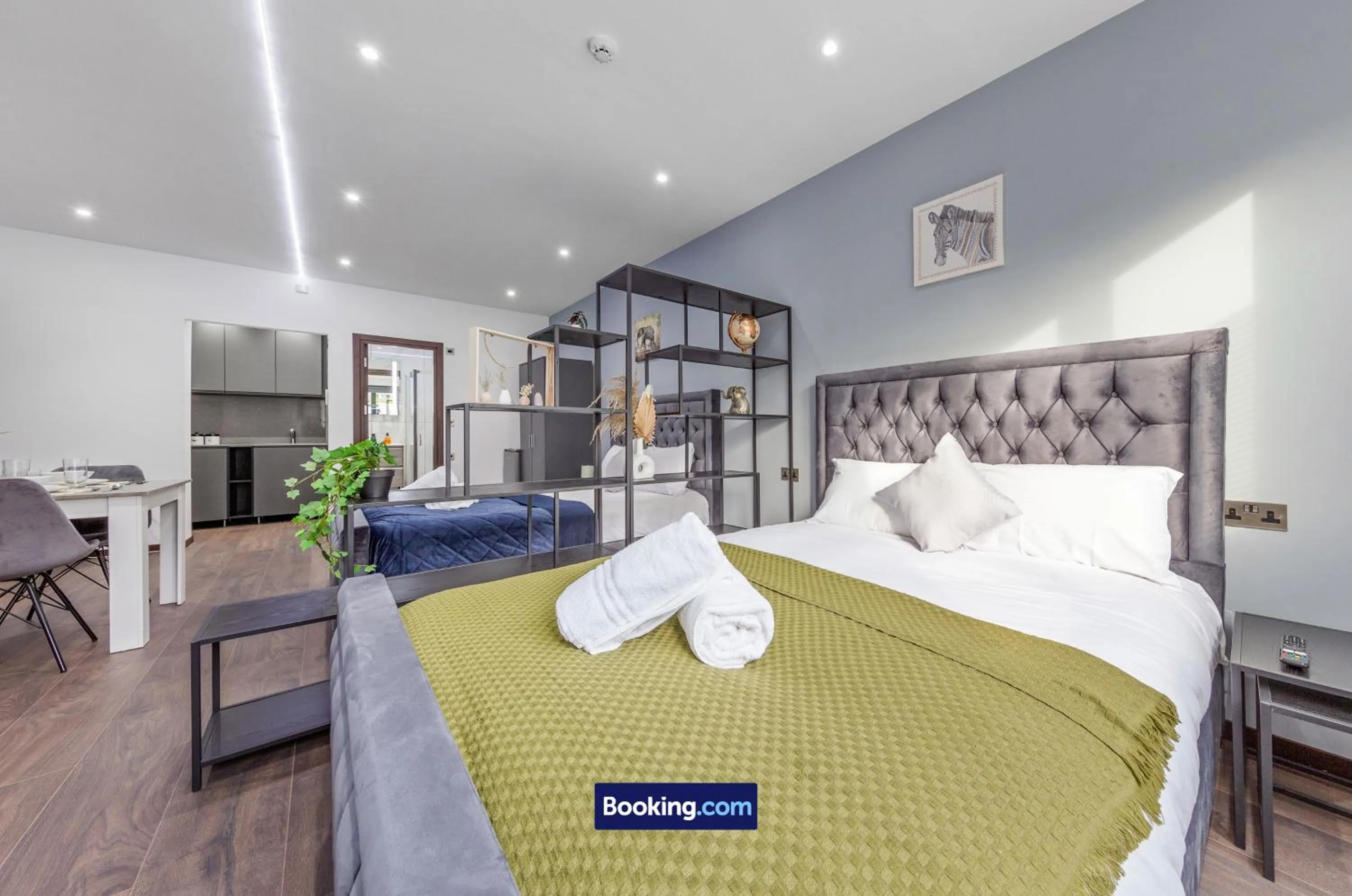 Bed in Stylish Studio Apt By Stay Smart Short Lets & Serviced Accommodation Woodstock With Free WiFi