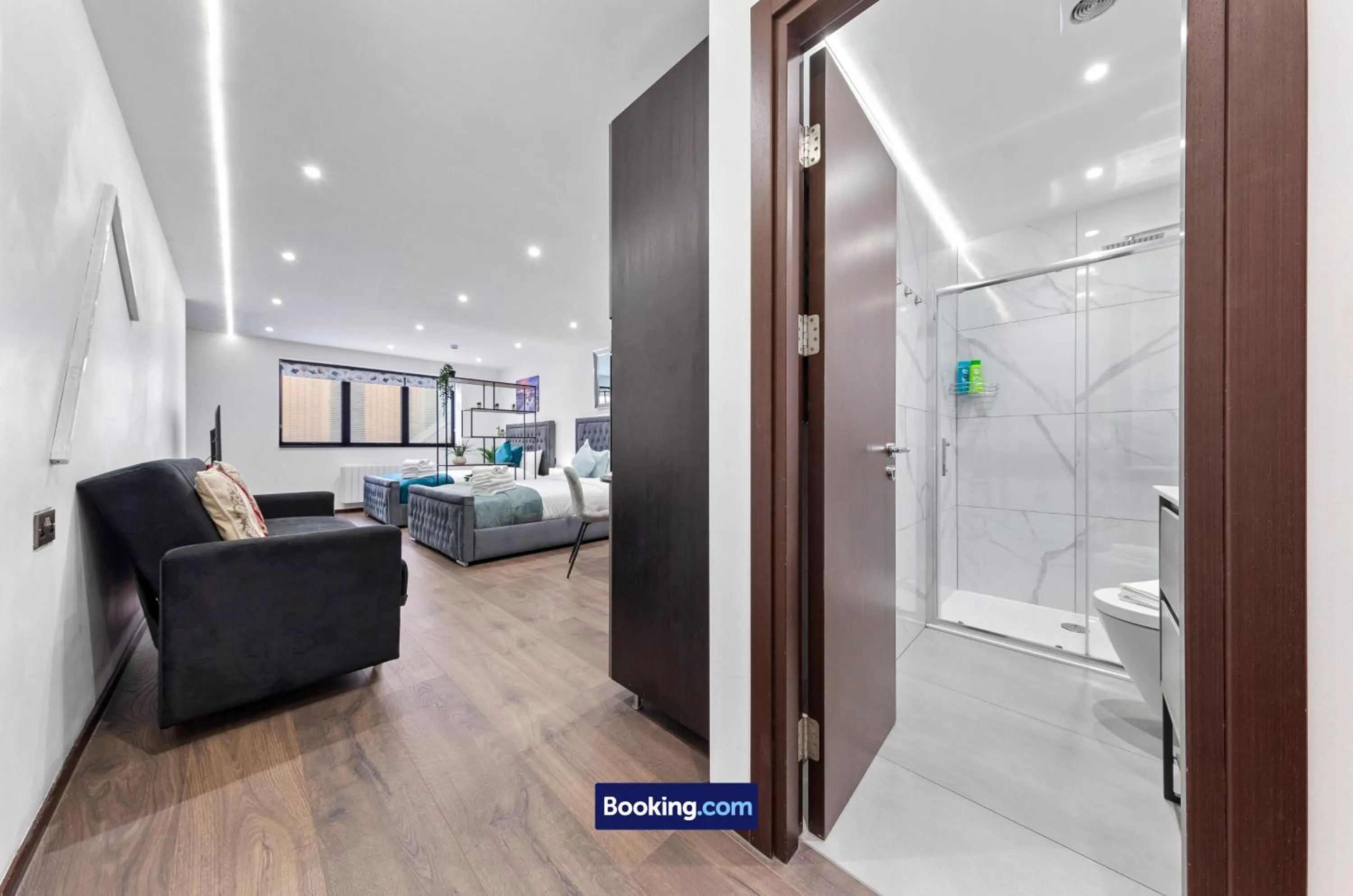 Bed in Stylish Studio Apt By Stay Smart Short Lets & Serviced Accommodation Woodstock With Free WiFi