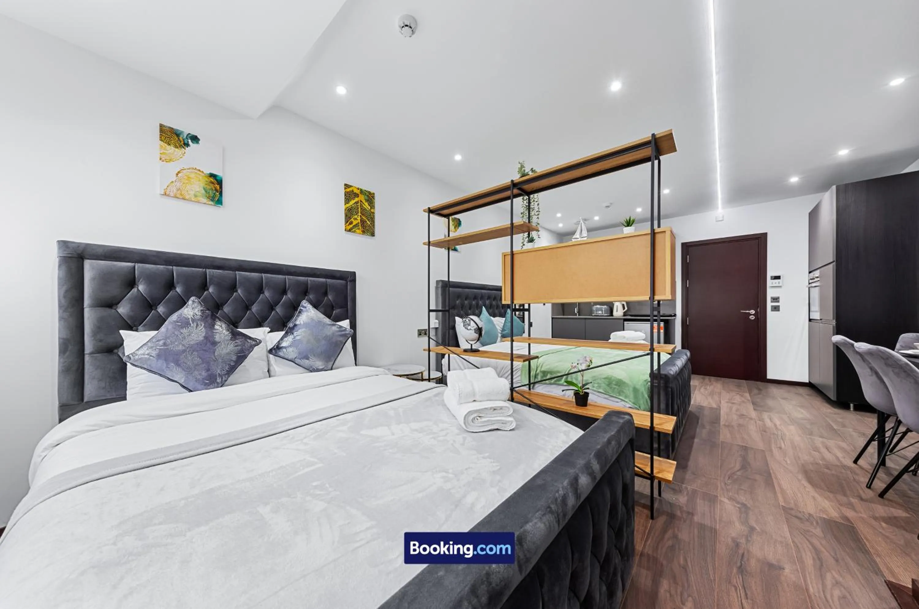 Bed in Stylish Studio Apt By Stay Smart Short Lets & Serviced Accommodation Woodstock With Free WiFi