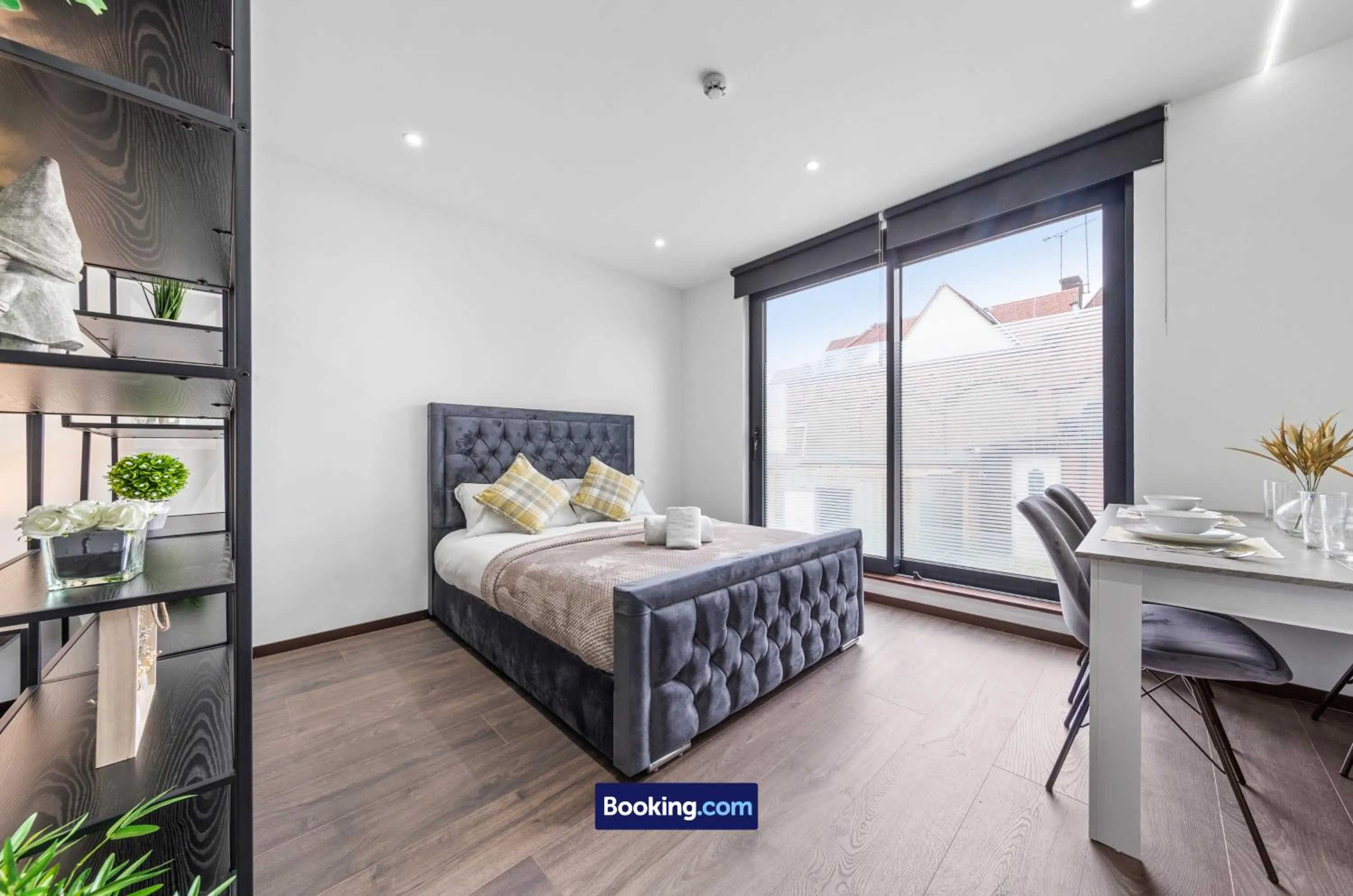 Living room, Bed in Stylish Studio Apt By Stay Smart Short Lets & Serviced Accommodation Woodstock With Free WiFi