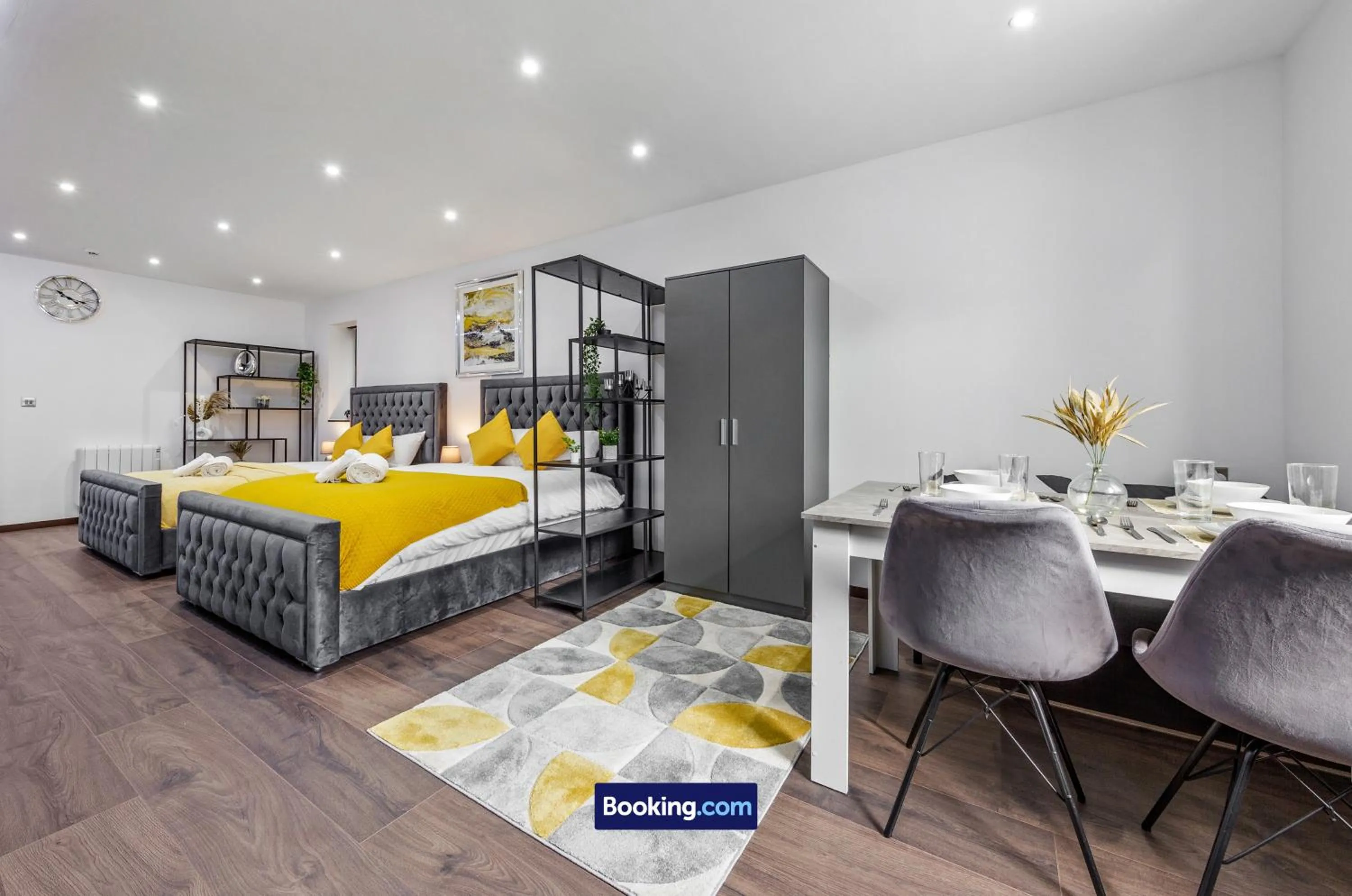 Bed in Stylish Studio Apt By Stay Smart Short Lets & Serviced Accommodation Woodstock With Free WiFi