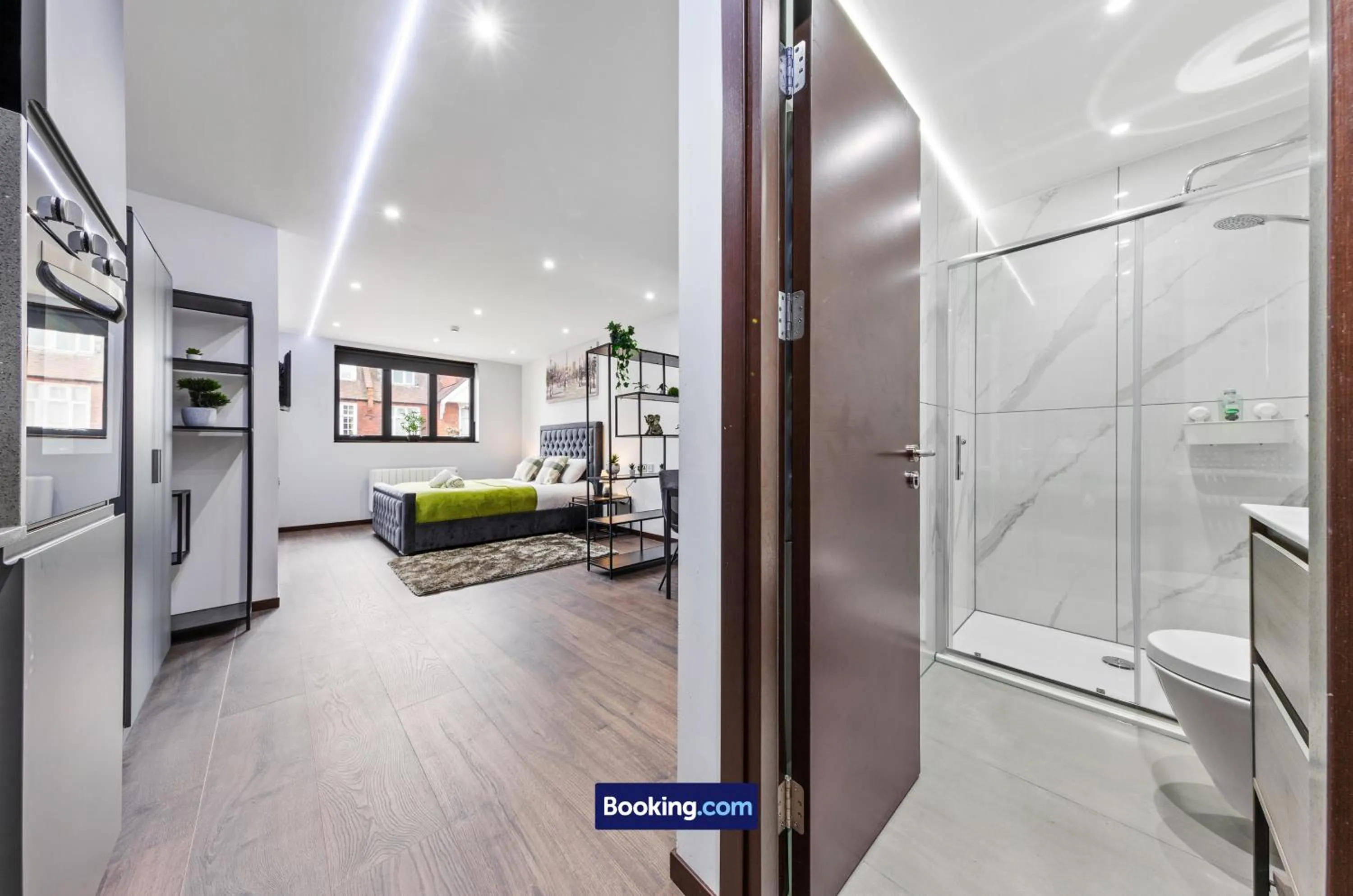 Shower in Stylish Studio Apt By Stay Smart Short Lets & Serviced Accommodation Woodstock With Free WiFi