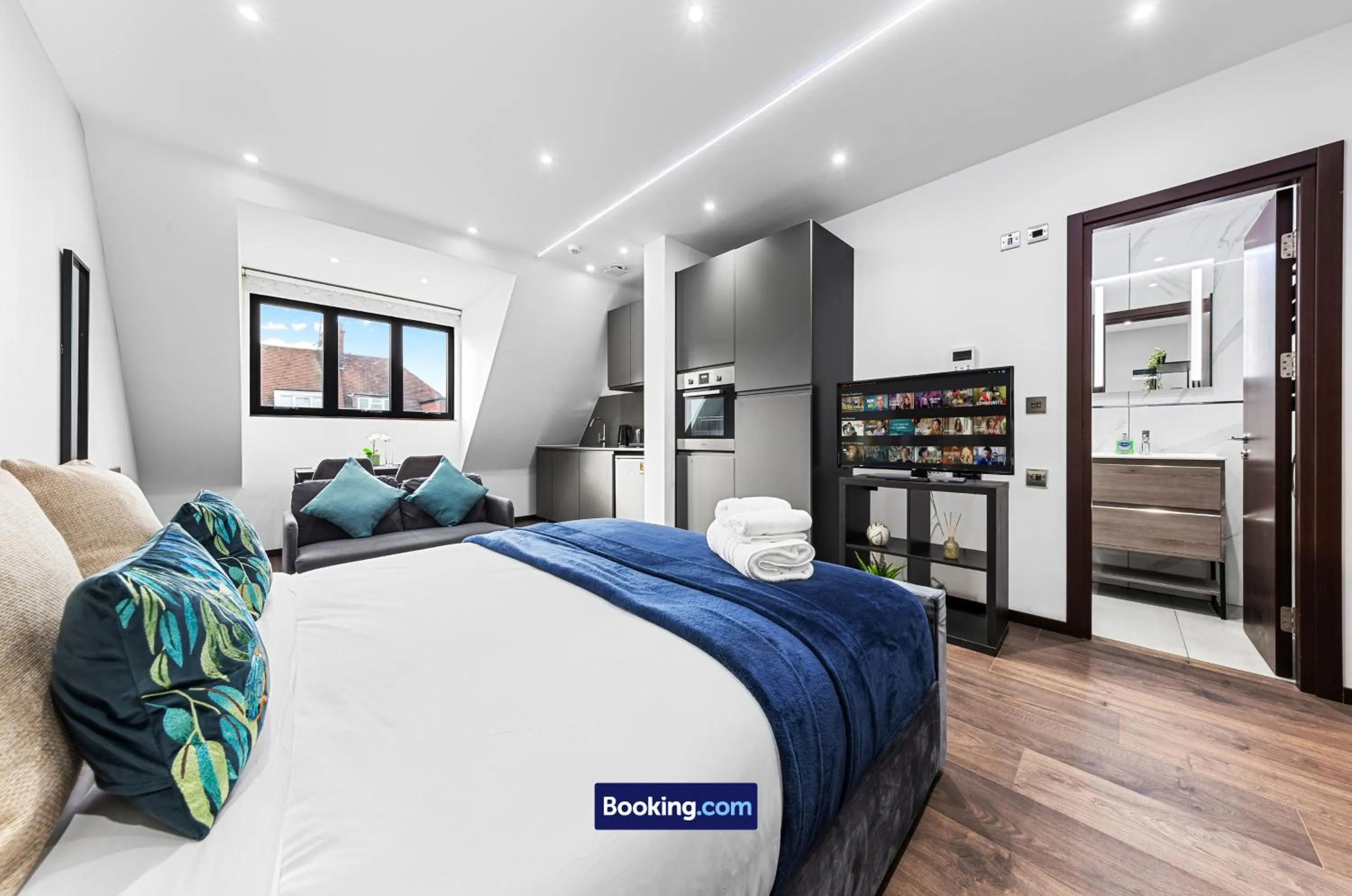 Bed in Stylish Studio Apt By Stay Smart Short Lets & Serviced Accommodation Woodstock With Free WiFi