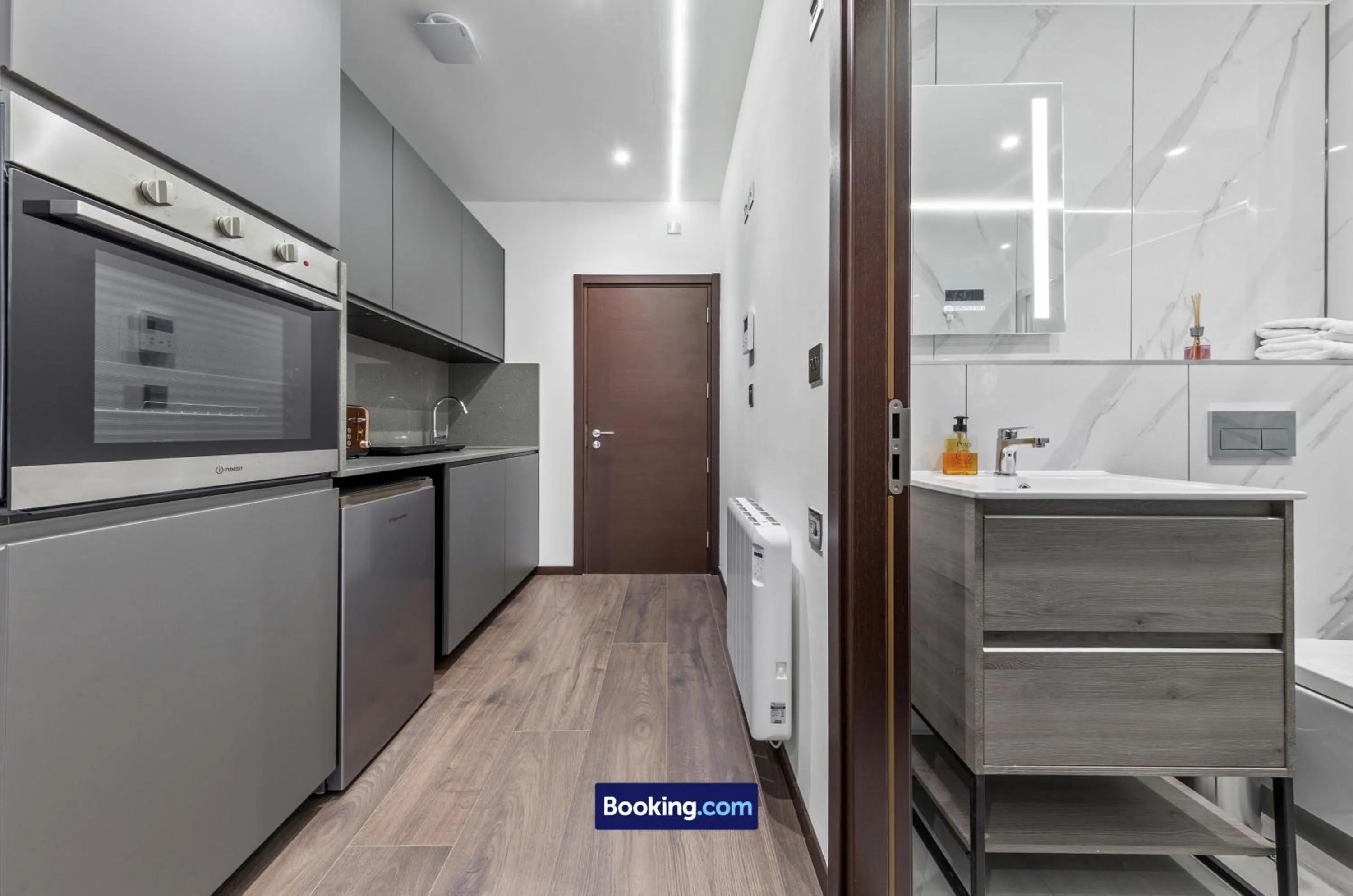 Kitchen or kitchenette in Stylish Studio Apt By Stay Smart Short Lets & Serviced Accommodation Woodstock With Free WiFi