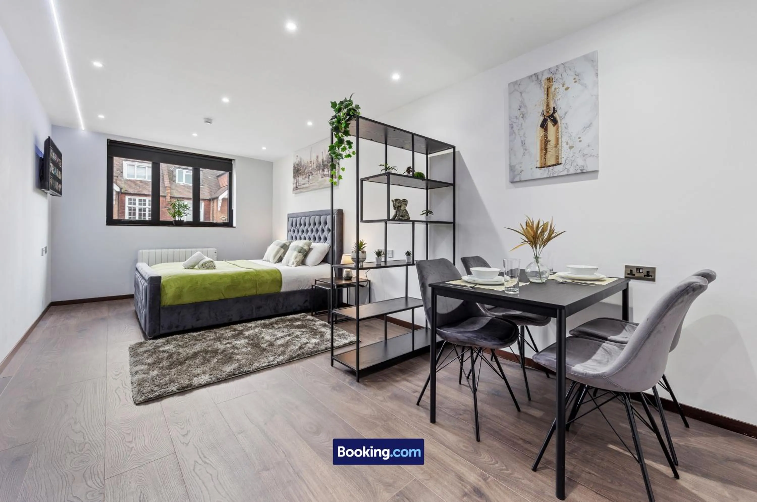 Bed in Stylish Studio Apt By Stay Smart Short Lets & Serviced Accommodation Woodstock With Free WiFi