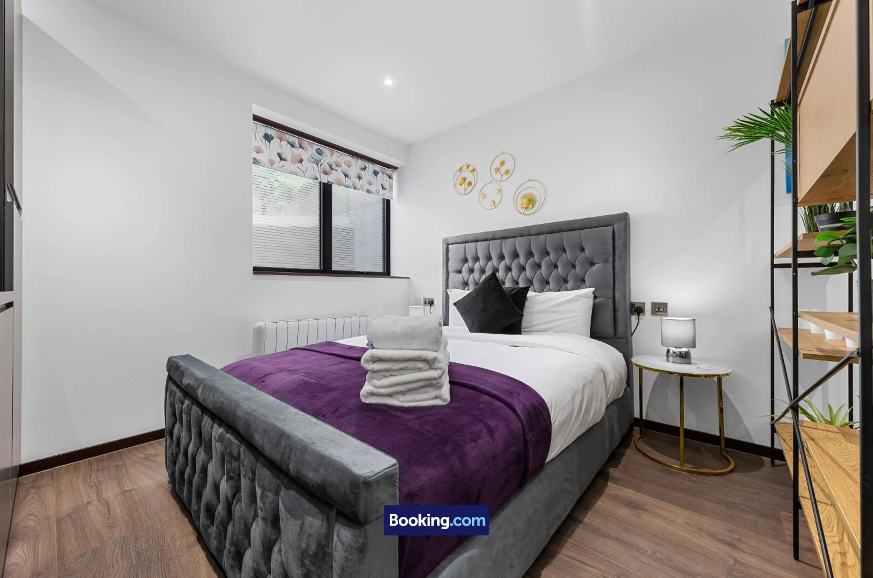 Bed in Stylish Studio Apt By Stay Smart Short Lets & Serviced Accommodation Woodstock With Free WiFi