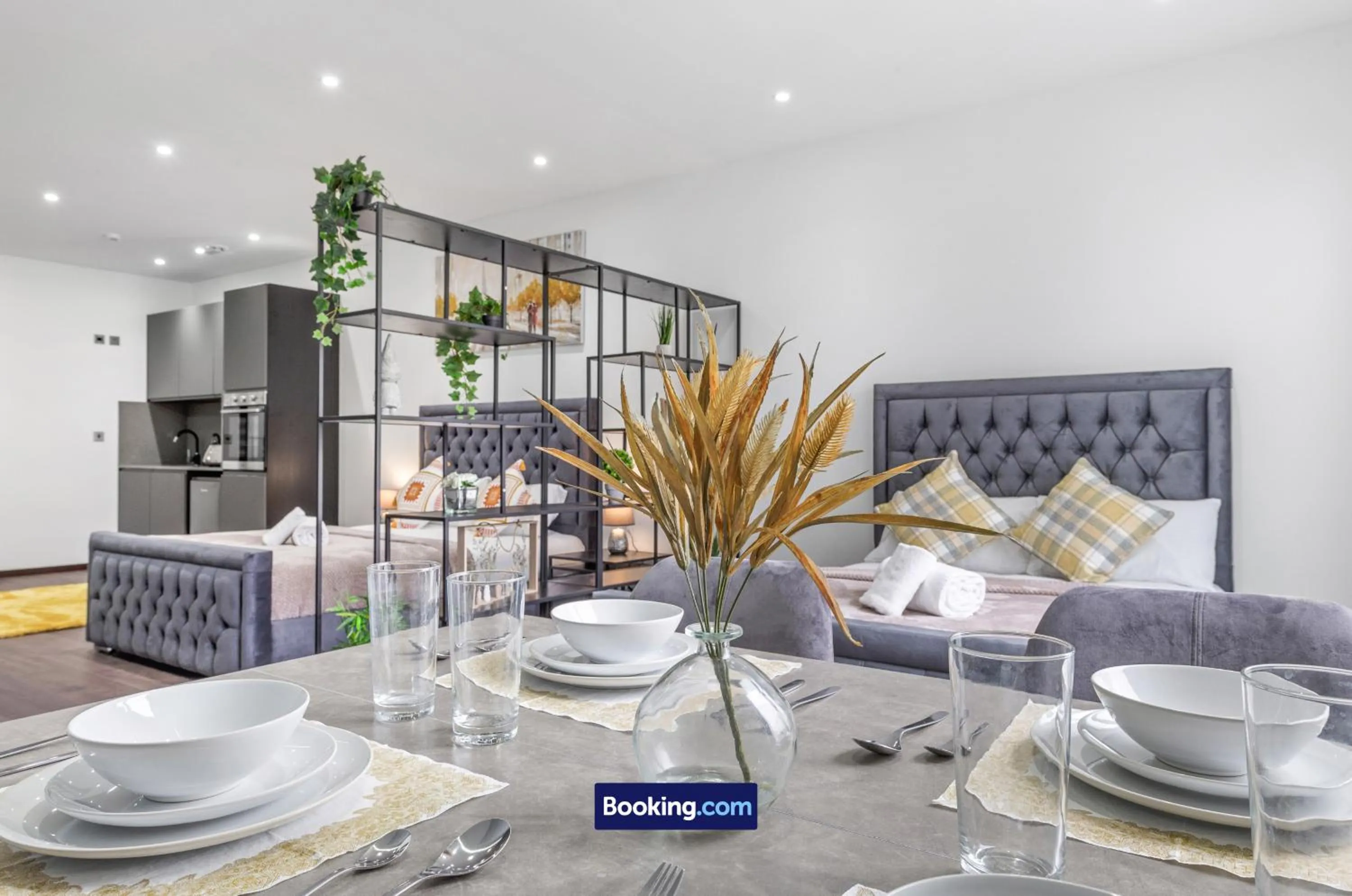 Bed in Stylish Studio Apt By Stay Smart Short Lets & Serviced Accommodation Woodstock With Free WiFi