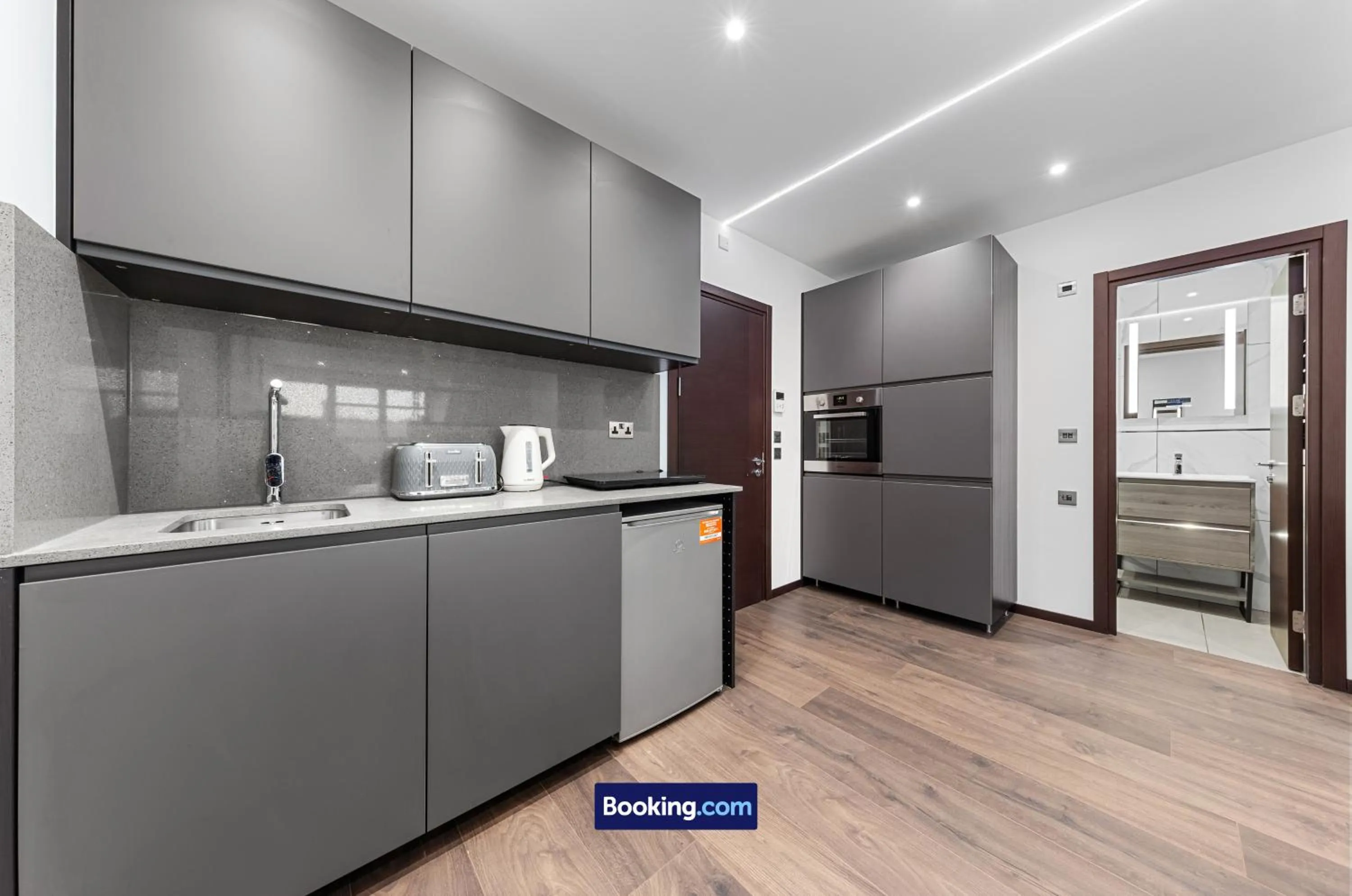 Kitchen or kitchenette in Stylish Studio Apt By Stay Smart Short Lets & Serviced Accommodation Woodstock With Free WiFi