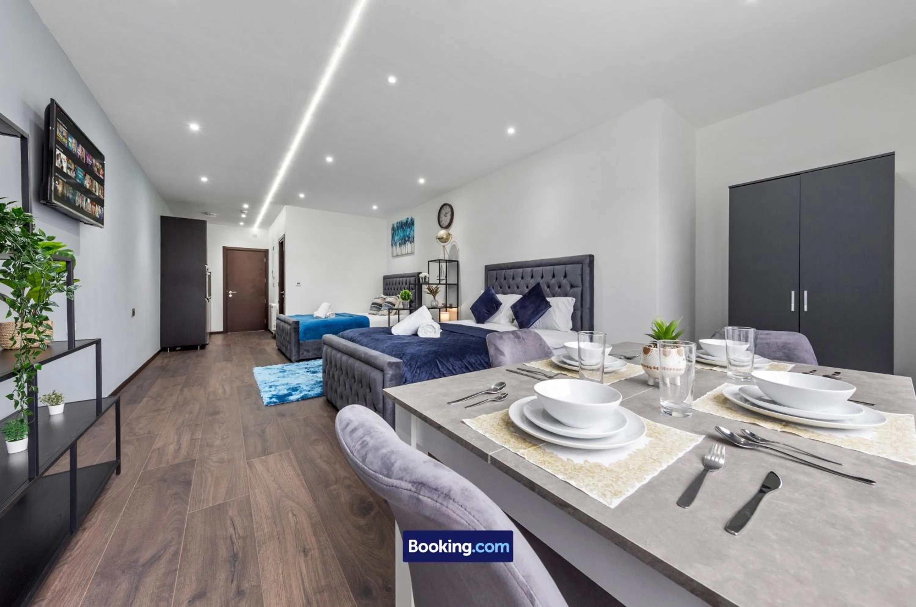 Kitchen or kitchenette, Bed in Stylish Studio Apt By Stay Smart Short Lets & Serviced Accommodation Woodstock With Free WiFi