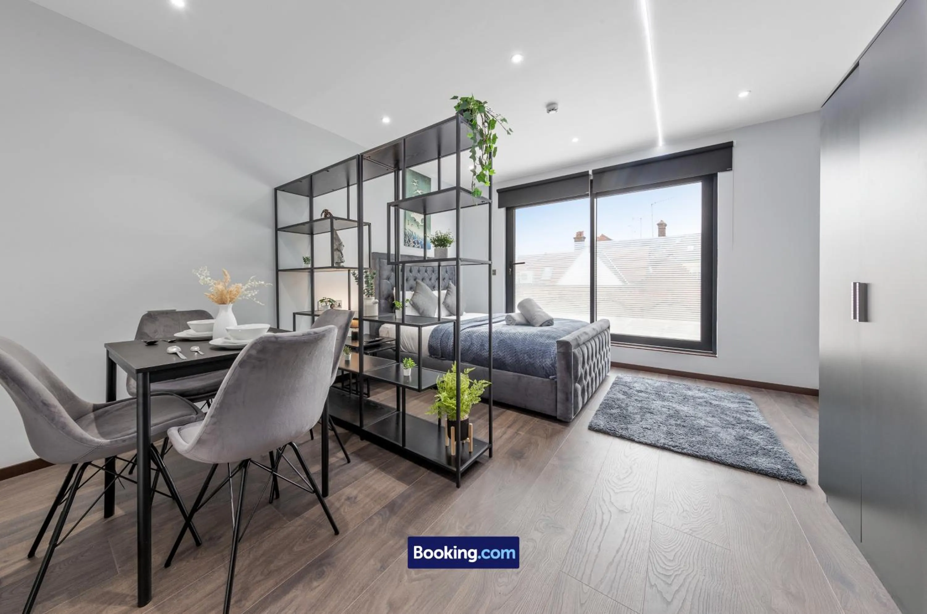 Bed in Stylish Studio Apt By Stay Smart Short Lets & Serviced Accommodation Woodstock With Free WiFi