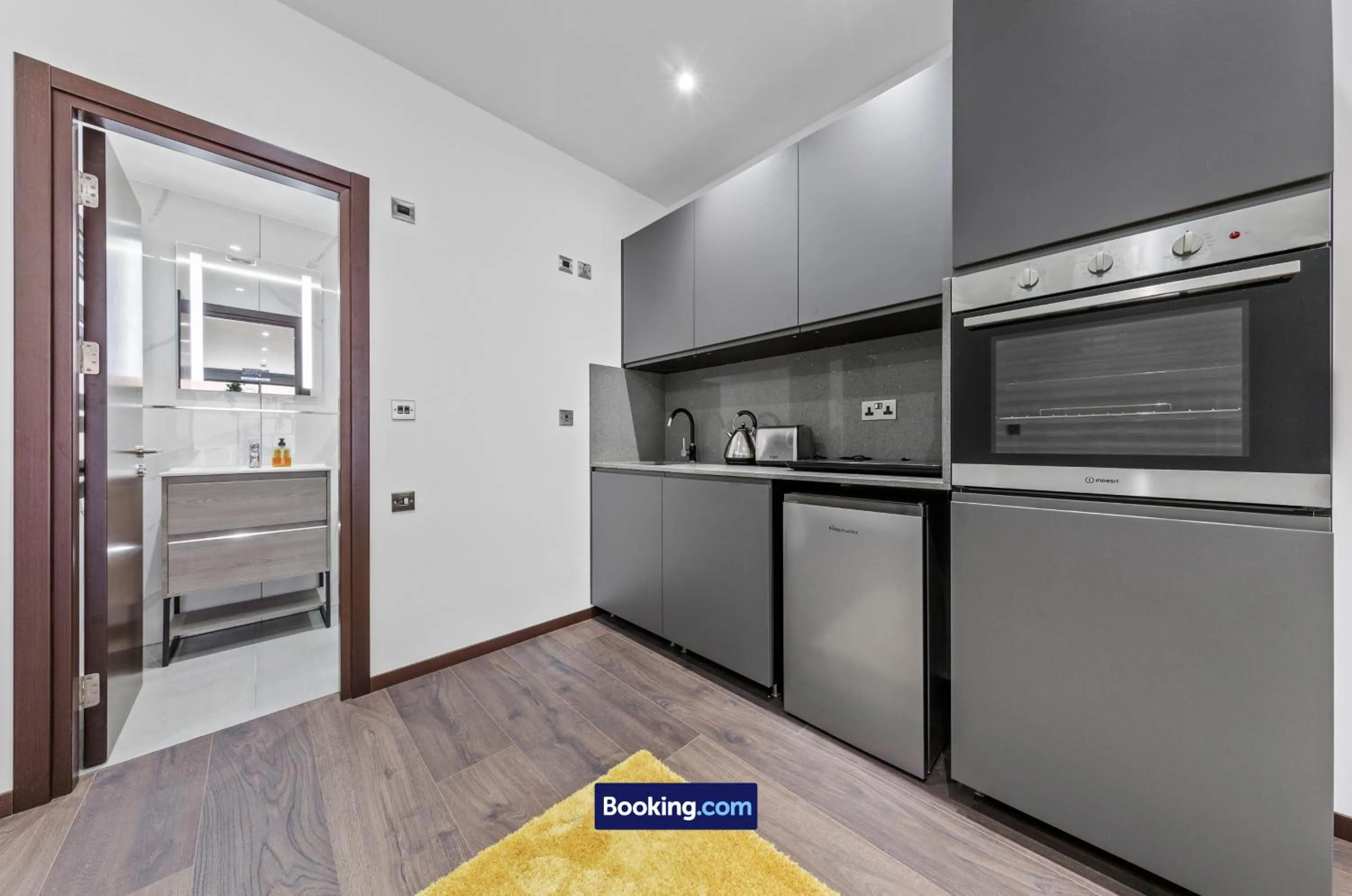 Kitchen or kitchenette in Stylish Studio Apt By Stay Smart Short Lets & Serviced Accommodation Woodstock With Free WiFi