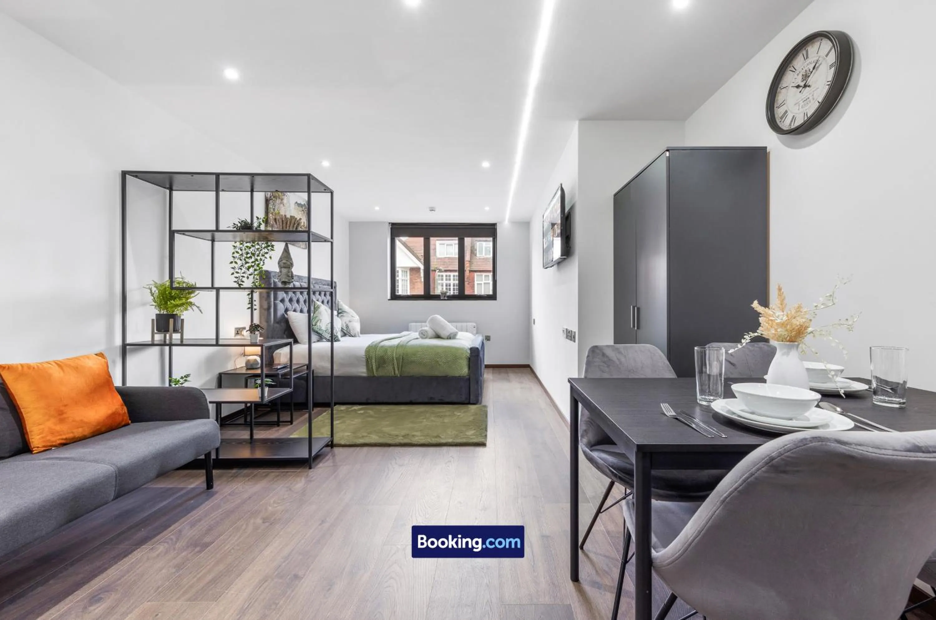 Bed in Stylish Studio Apt By Stay Smart Short Lets & Serviced Accommodation Woodstock With Free WiFi