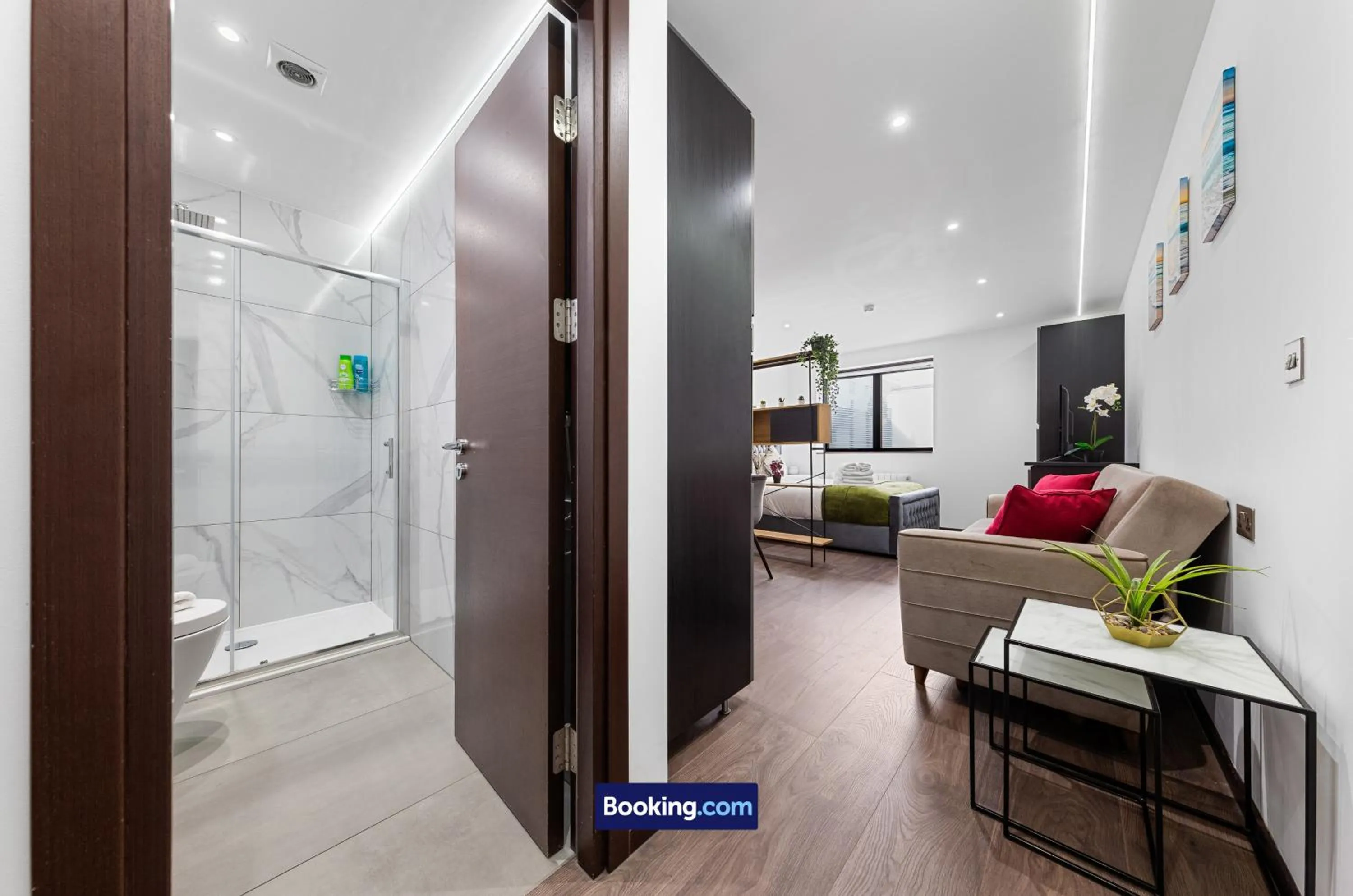 Bathroom, Bed in Stylish Studio Apt By Stay Smart Short Lets & Serviced Accommodation Woodstock With Free WiFi