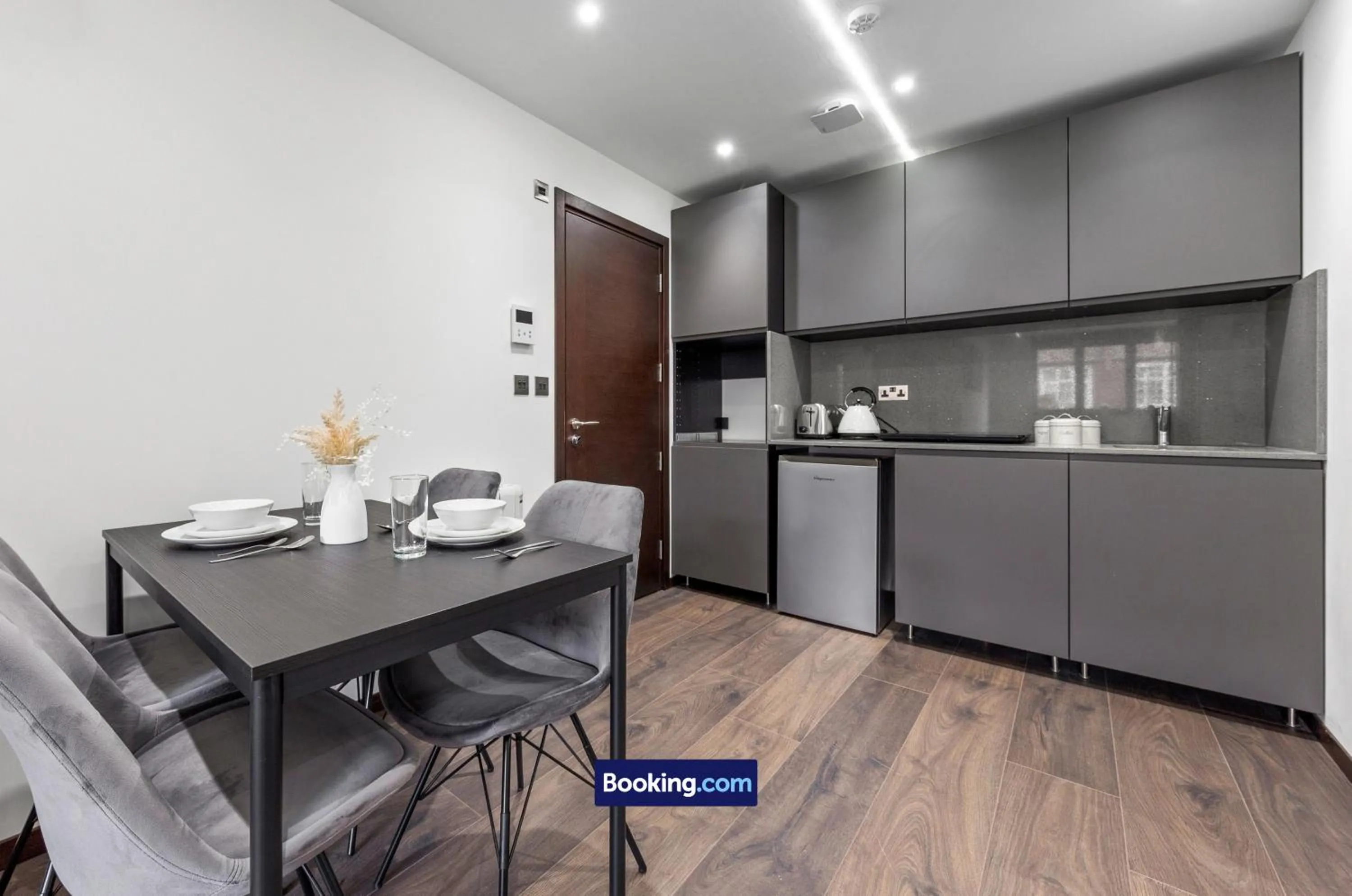 Kitchen or kitchenette in Stylish Studio Apt By Stay Smart Short Lets & Serviced Accommodation Woodstock With Free WiFi