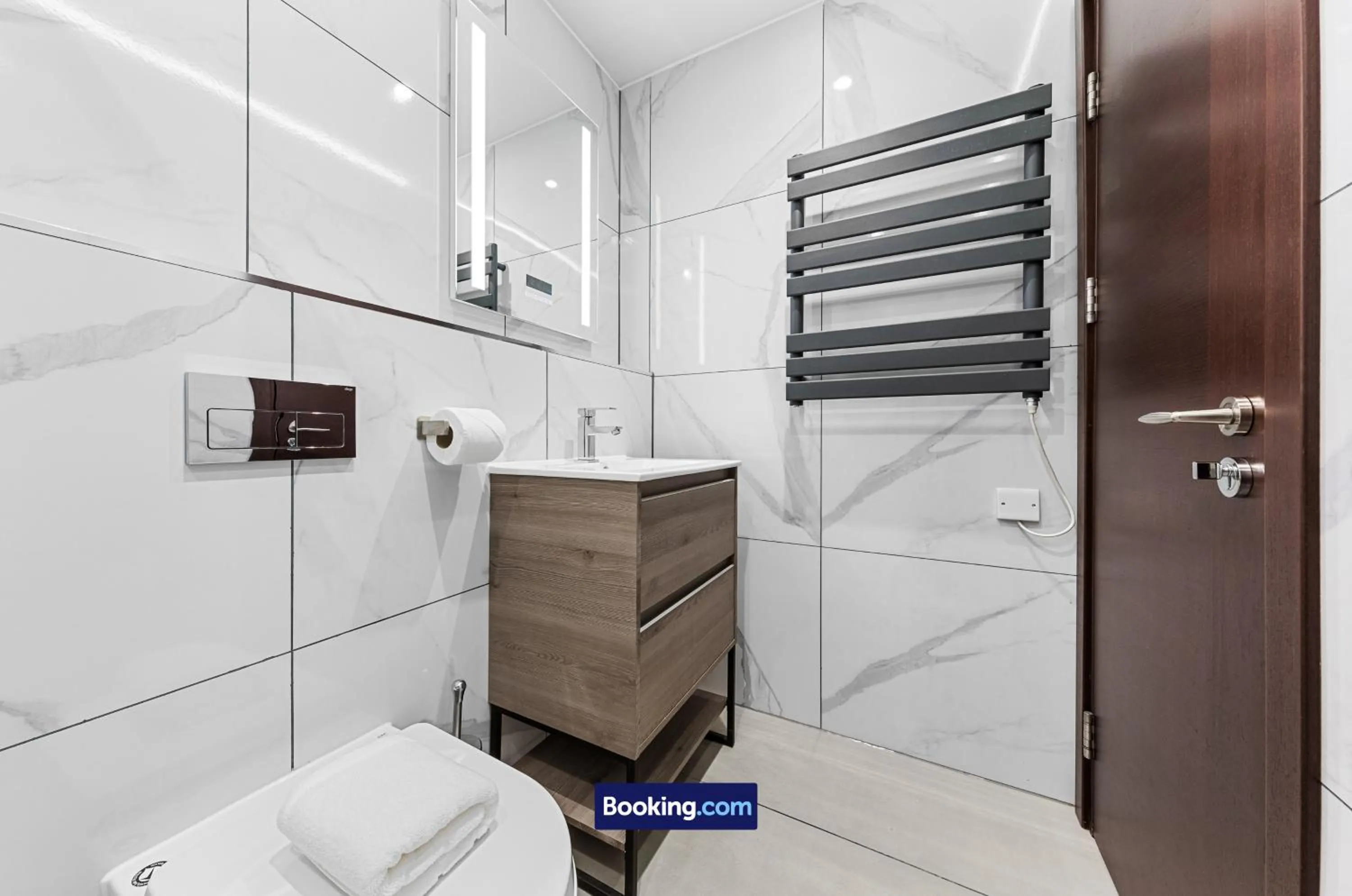 Bathroom in Stylish Studio Apt By Stay Smart Short Lets & Serviced Accommodation Woodstock With Free WiFi