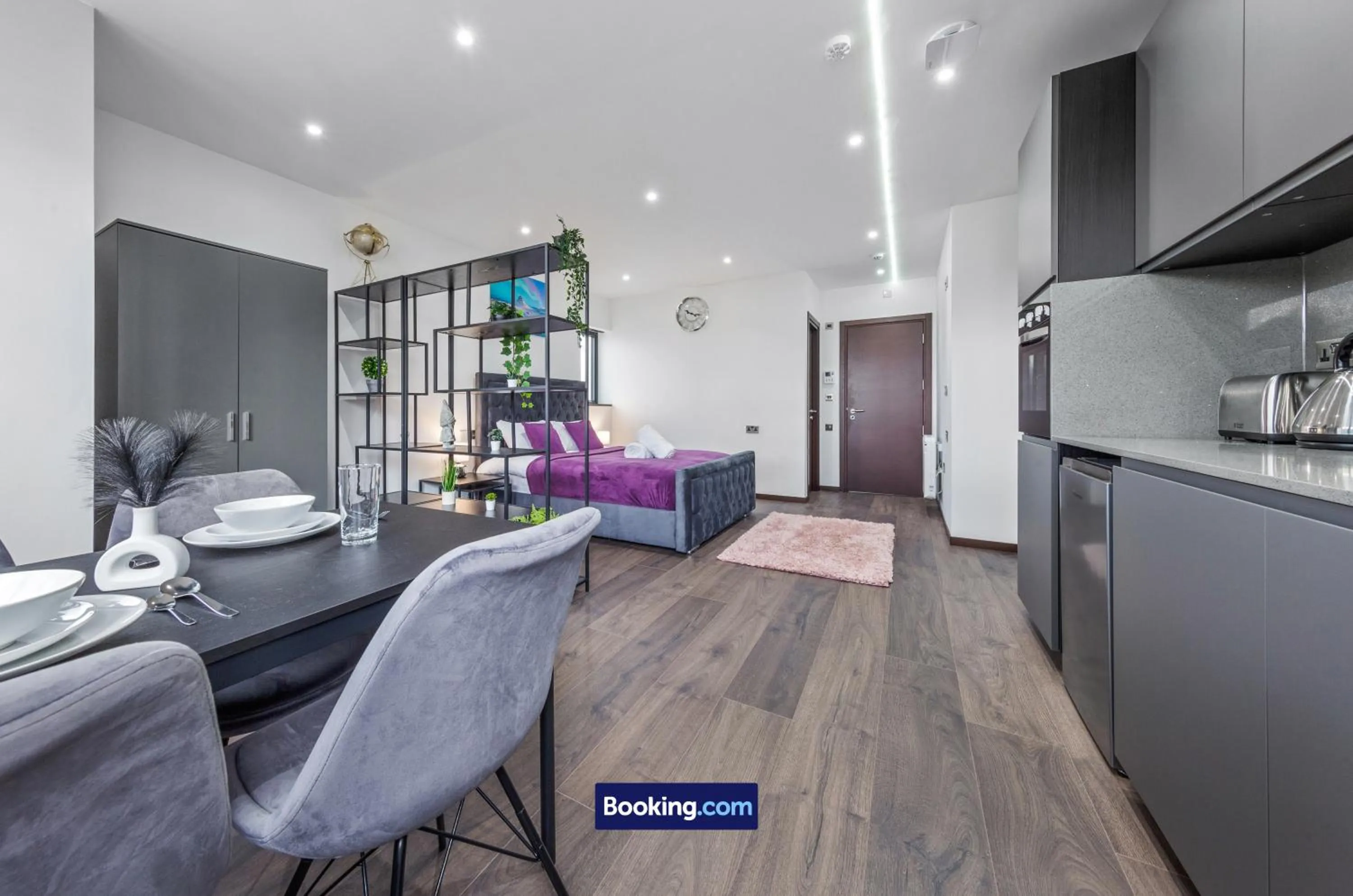 Kitchen or kitchenette in Stylish Studio Apt By Stay Smart Short Lets & Serviced Accommodation Woodstock With Free WiFi