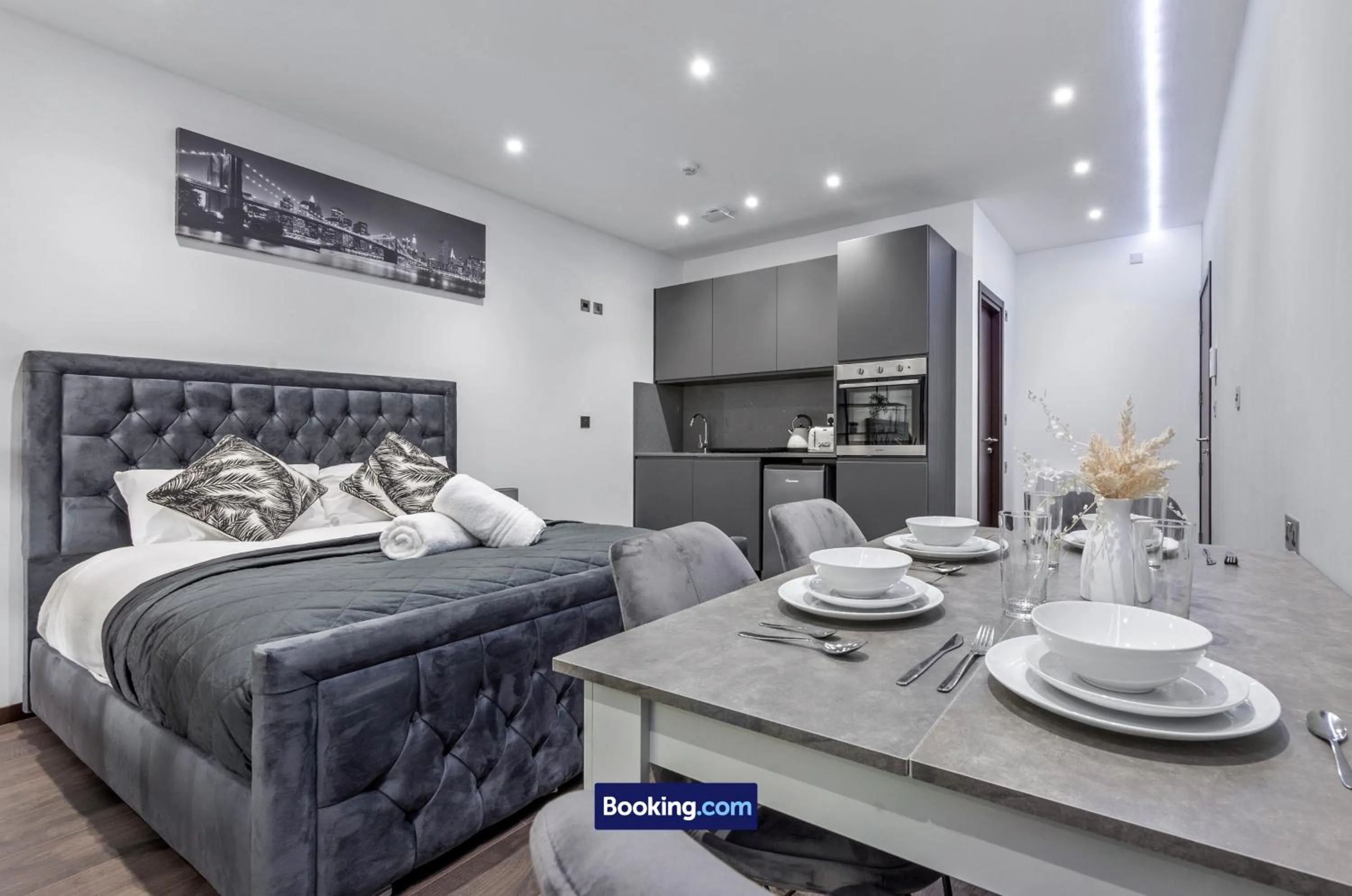 Kitchen or kitchenette, Bed in Stylish Studio Apt By Stay Smart Short Lets & Serviced Accommodation Woodstock With Free WiFi