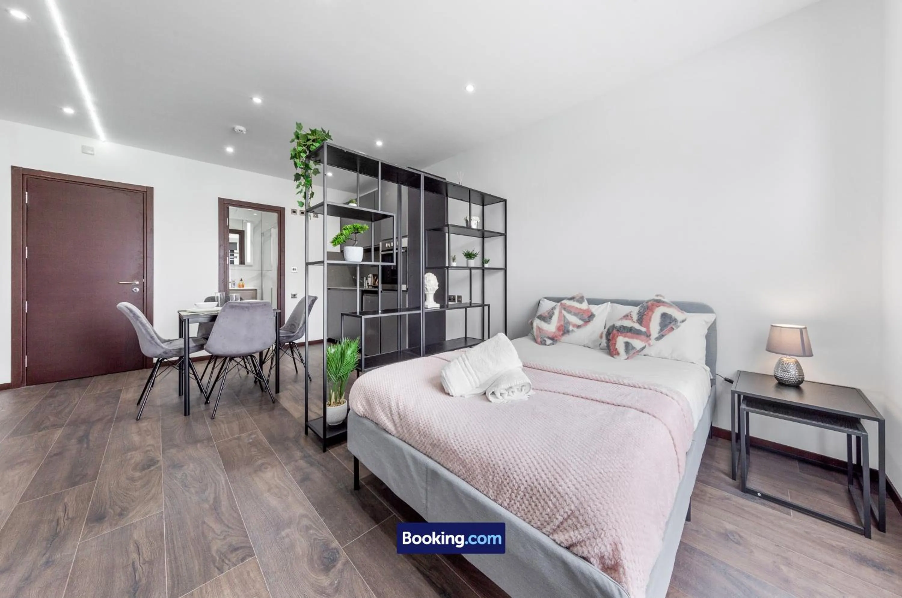 Bed in Stylish Studio Apt By Stay Smart Short Lets & Serviced Accommodation Woodstock With Free WiFi