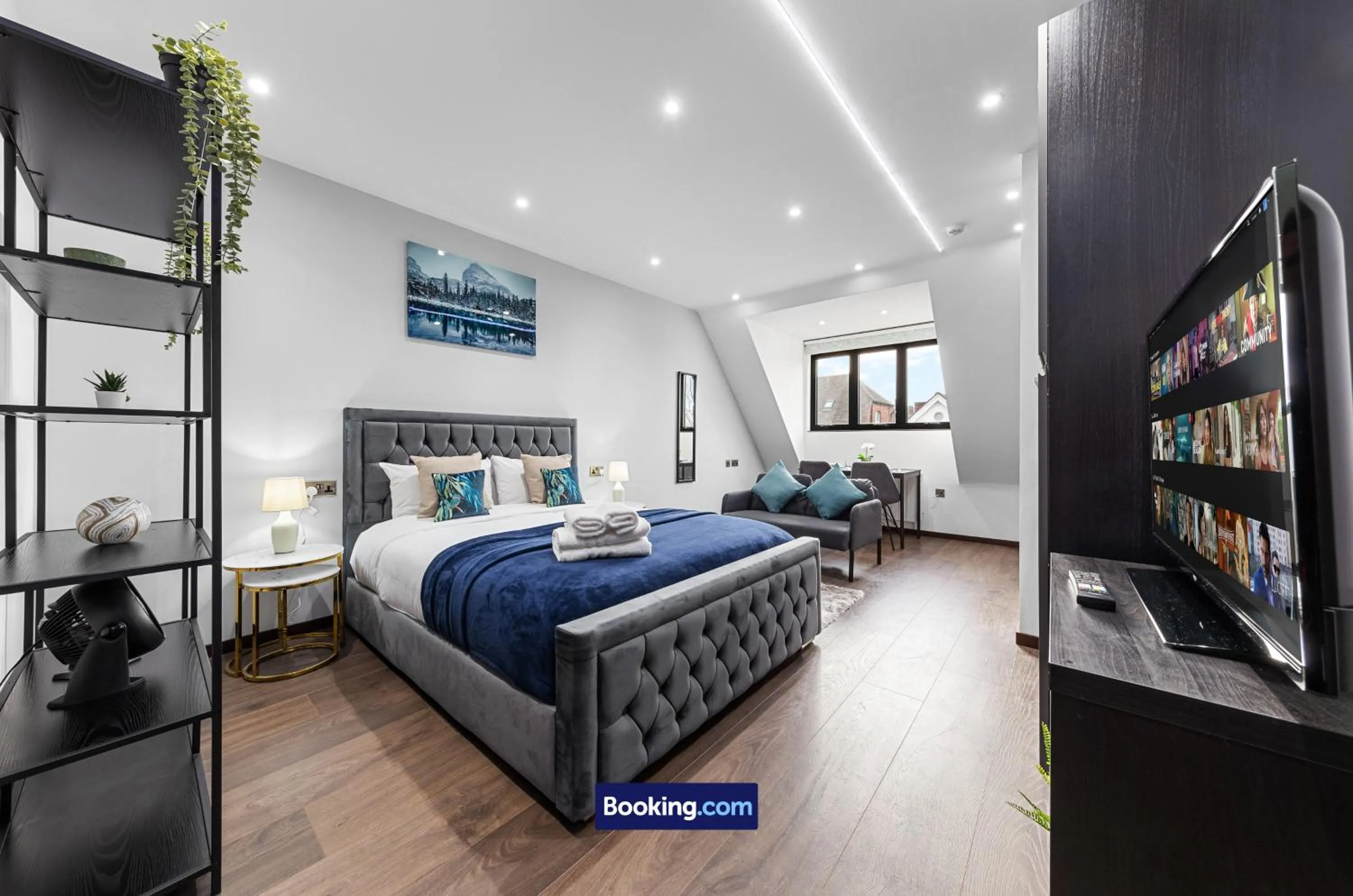 Bed in Stylish Studio Apt By Stay Smart Short Lets & Serviced Accommodation Woodstock With Free WiFi