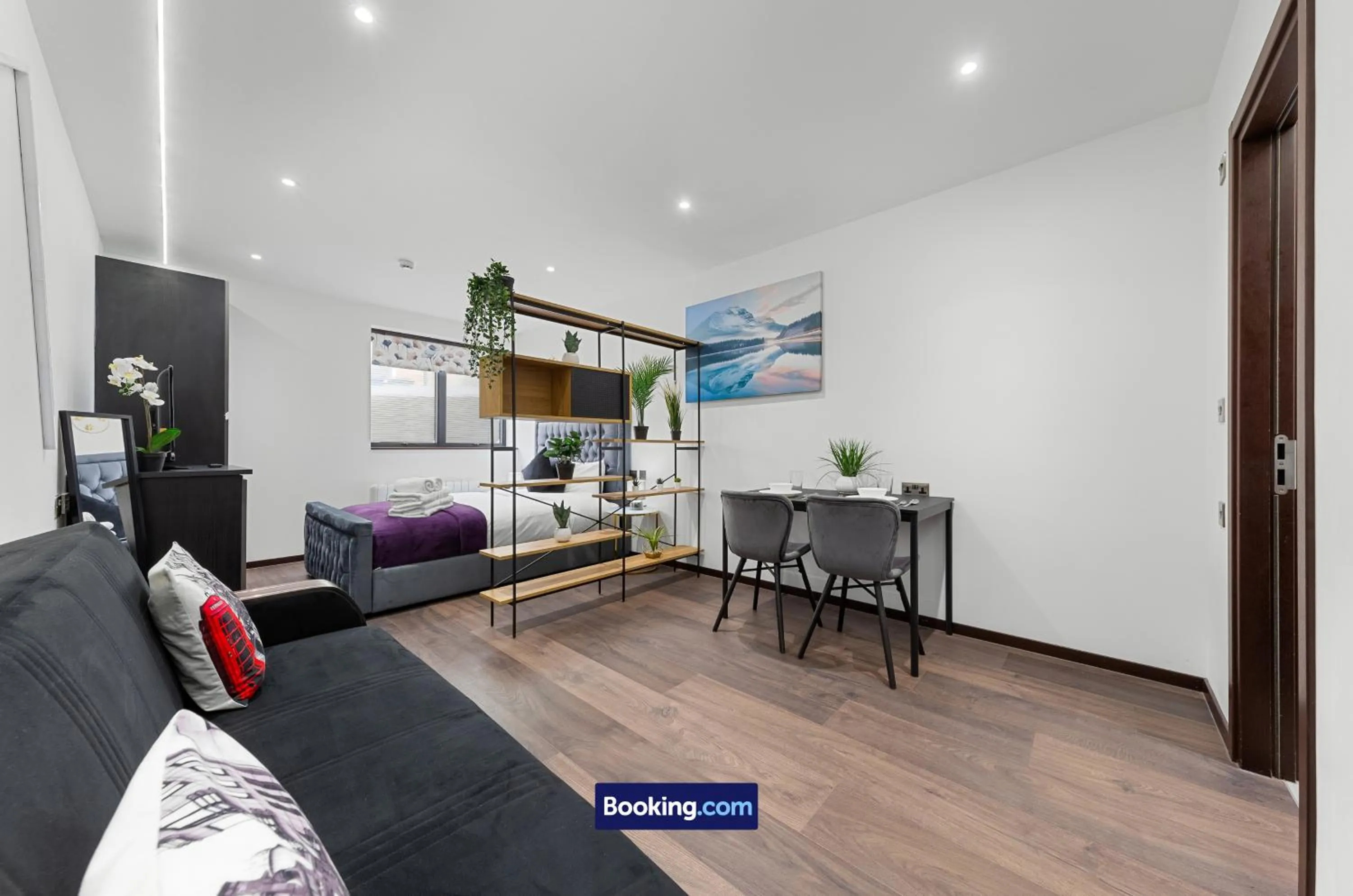 Bed in Stylish Studio Apt By Stay Smart Short Lets & Serviced Accommodation Woodstock With Free WiFi