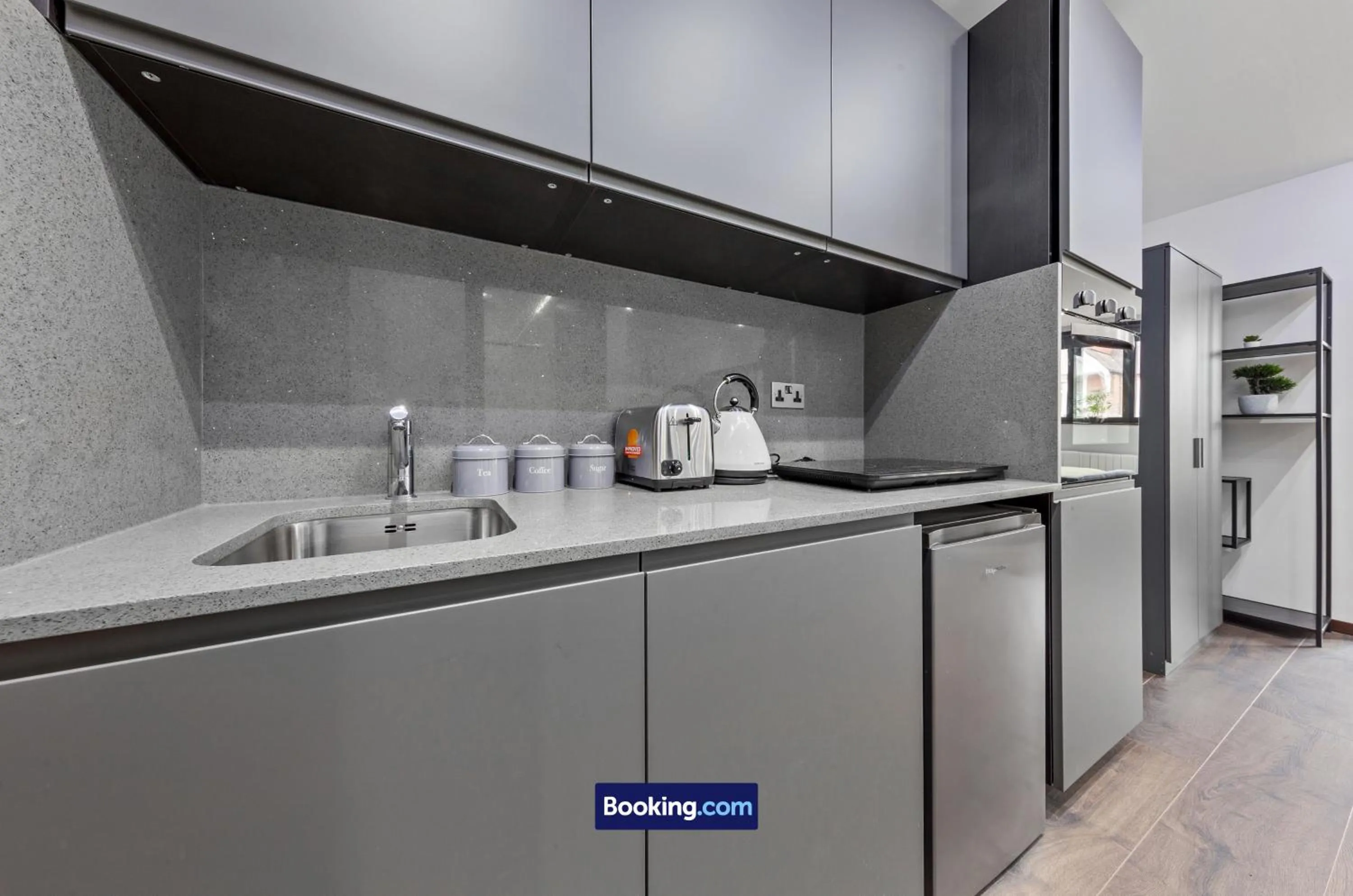 Kitchen or kitchenette in Stylish Studio Apt By Stay Smart Short Lets & Serviced Accommodation Woodstock With Free WiFi