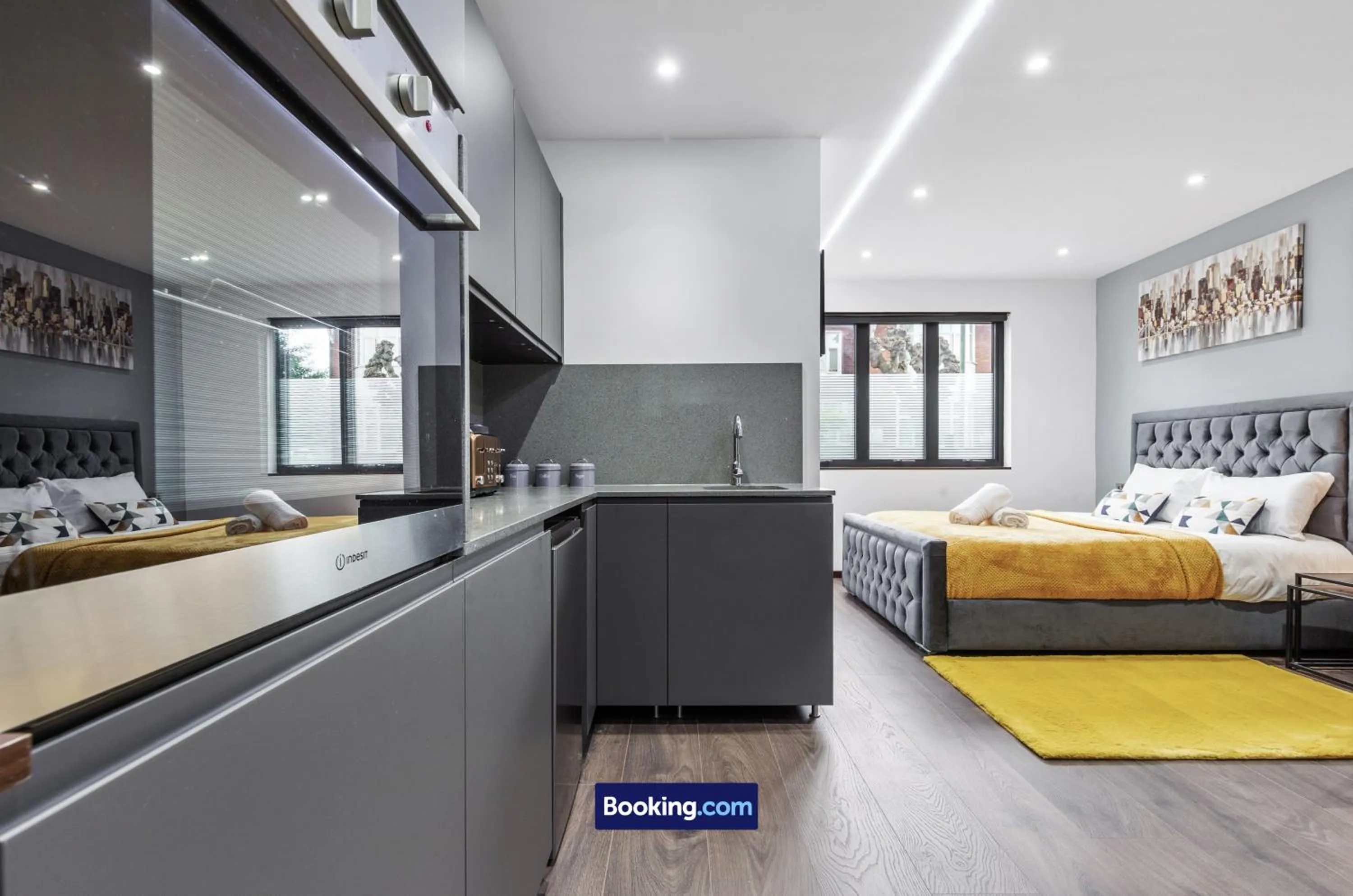 Bed in Stylish Studio Apt By Stay Smart Short Lets & Serviced Accommodation Woodstock With Free WiFi