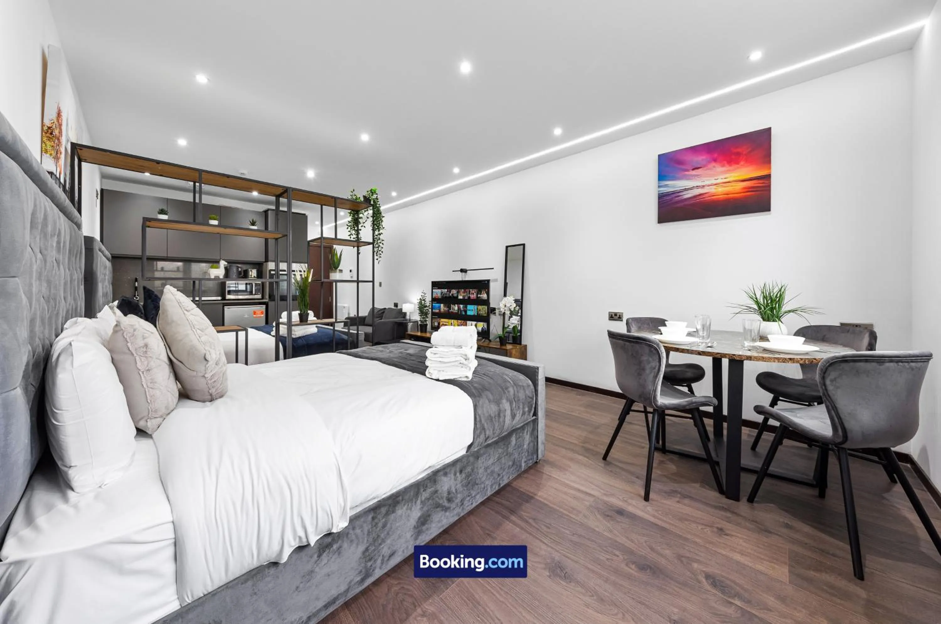 Photo of the whole room, Bed in Stylish Studio Apt By Stay Smart Short Lets & Serviced Accommodation Woodstock With Free WiFi