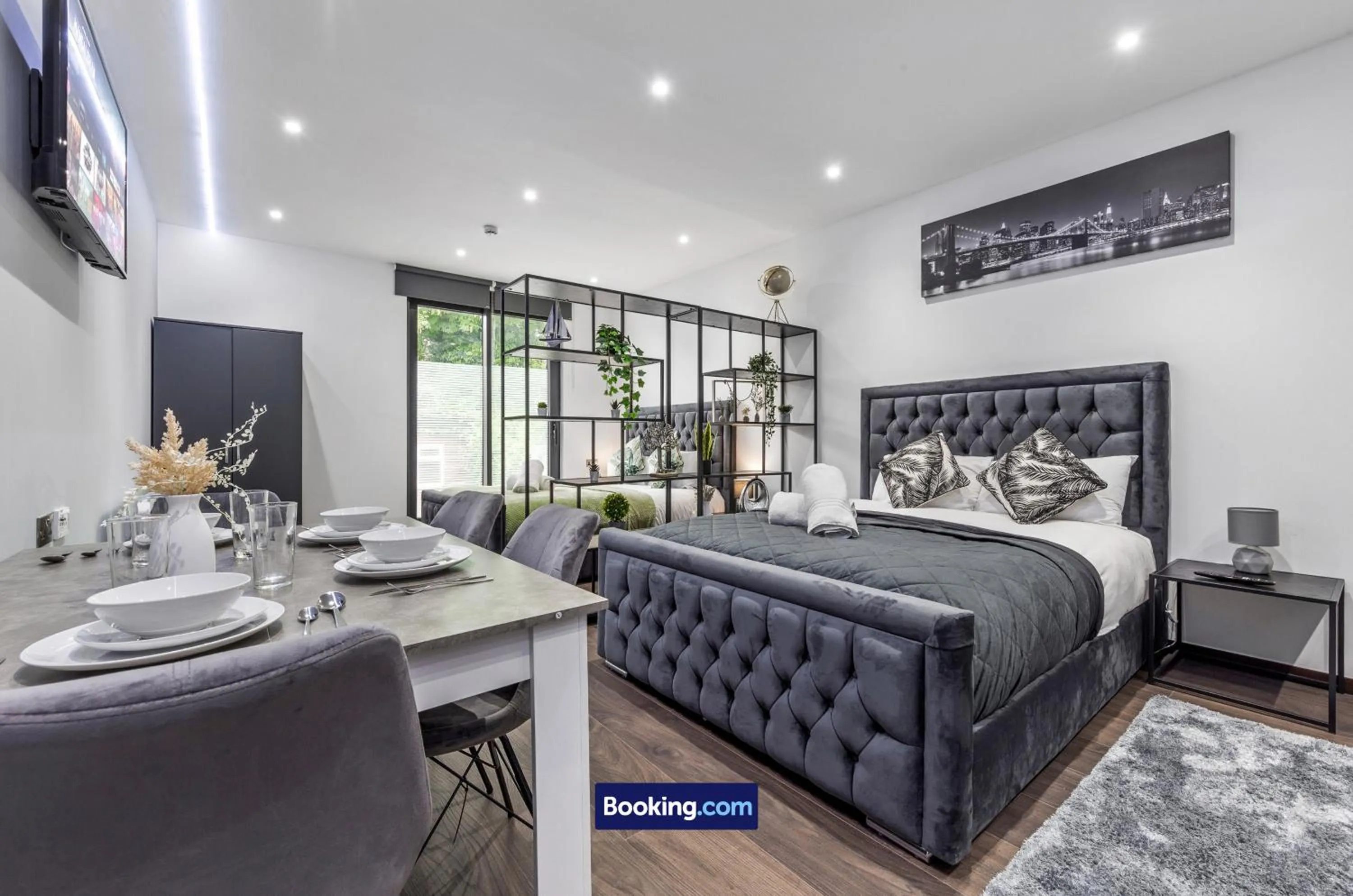 Bed in Stylish Studio Apt By Stay Smart Short Lets & Serviced Accommodation Woodstock With Free WiFi